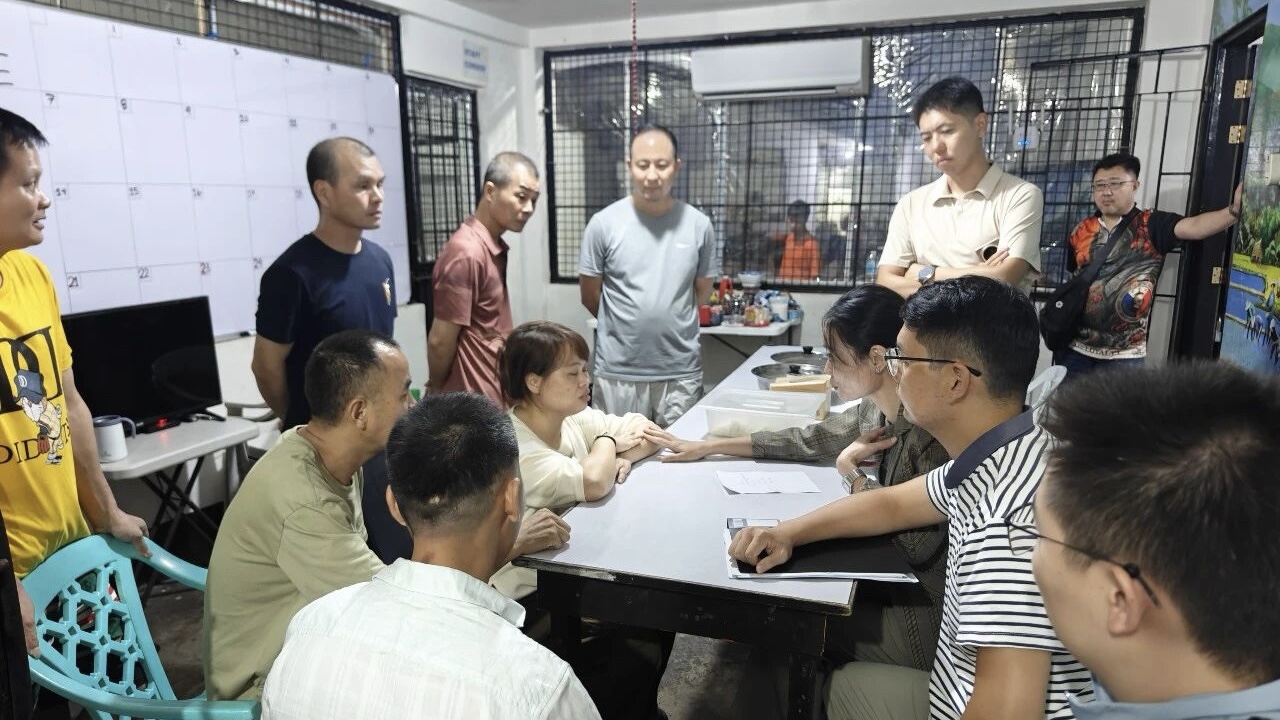 Chinese consular officials from the Chinese Embassy in the Philippines assist 64 Chinese nationals after their release from Philippine custody, May 28, 2026. / VCG