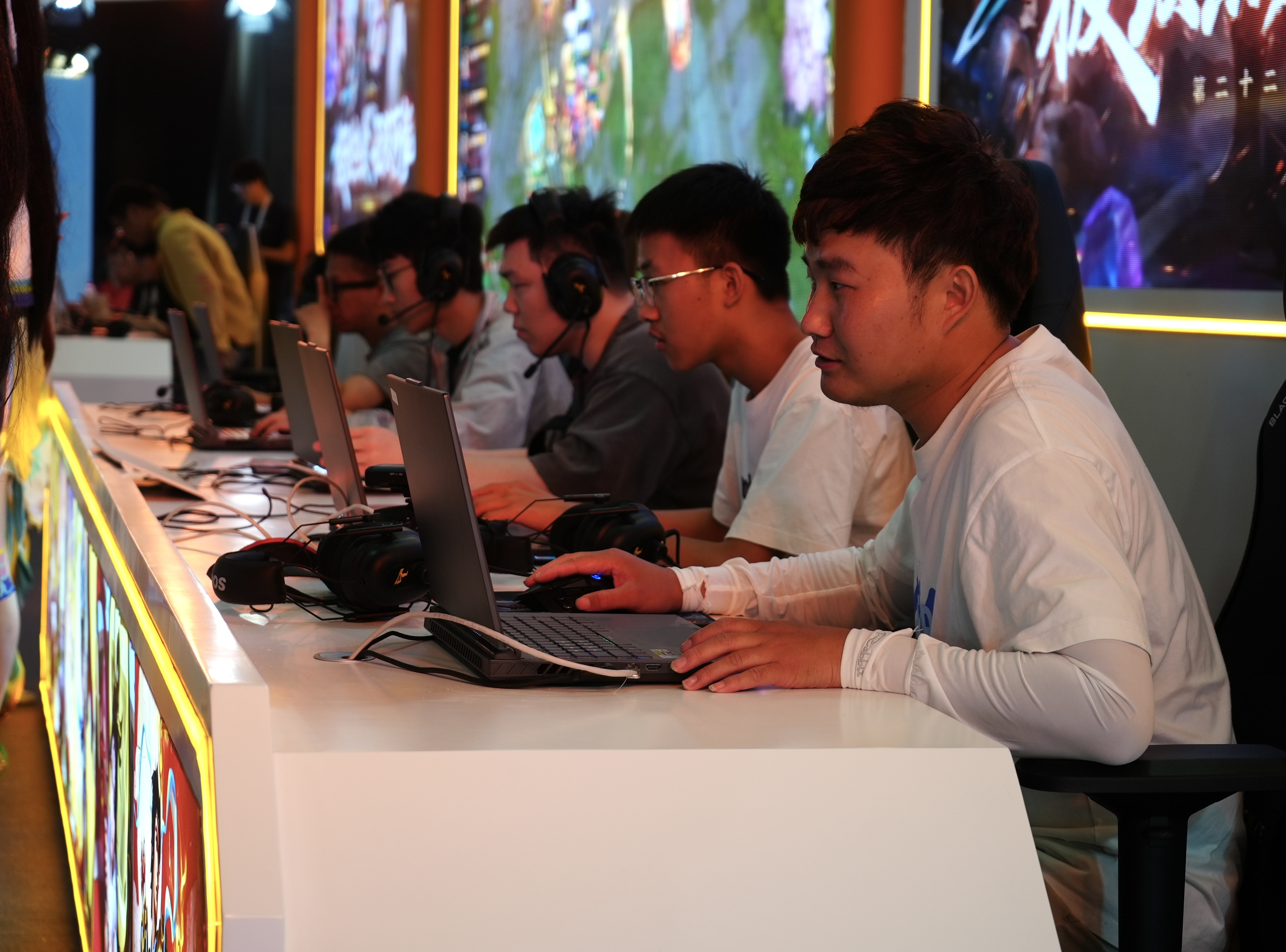 Visitors play esports on the stage at CICAF, Hangzhou, June 17, 2026. Chen Hongyu/CGTN
