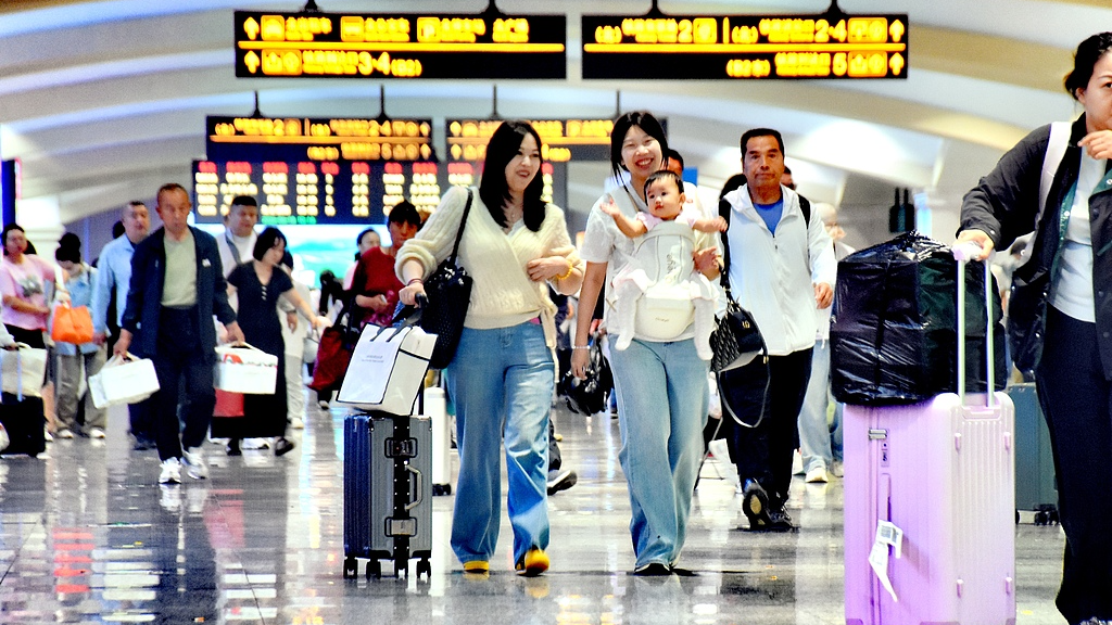 Passengers at a railway station in Harbin City, northeast China's Heilongjiang Province, June 18, 2026. /VCG