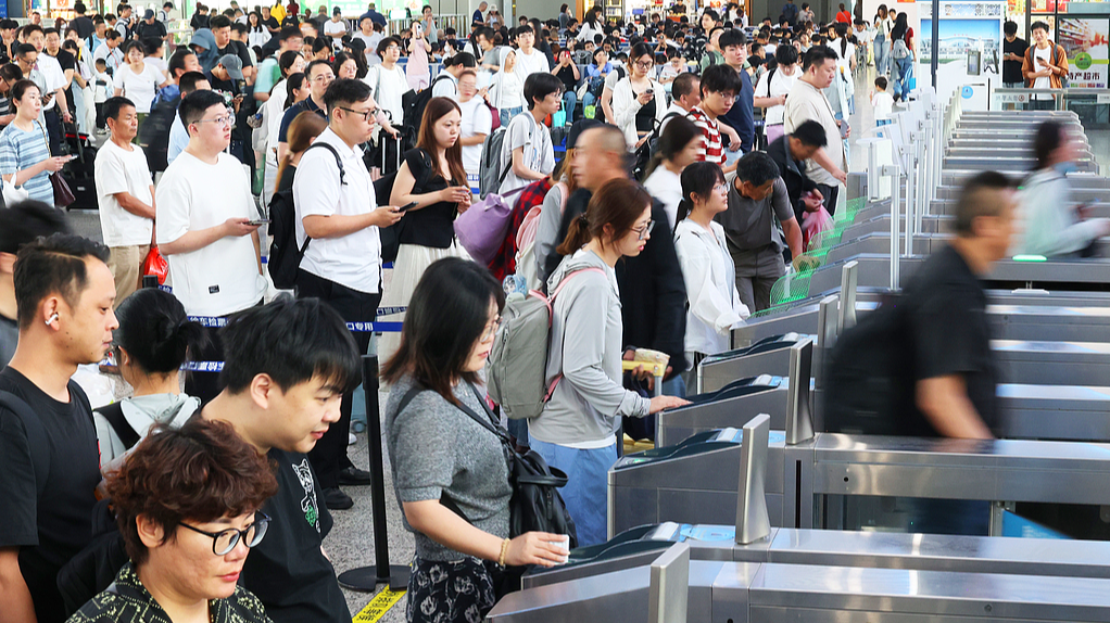 Passengers at a train station in Lianyungang City, east China's Jiangsu Province, June 18, 2026. /VCG