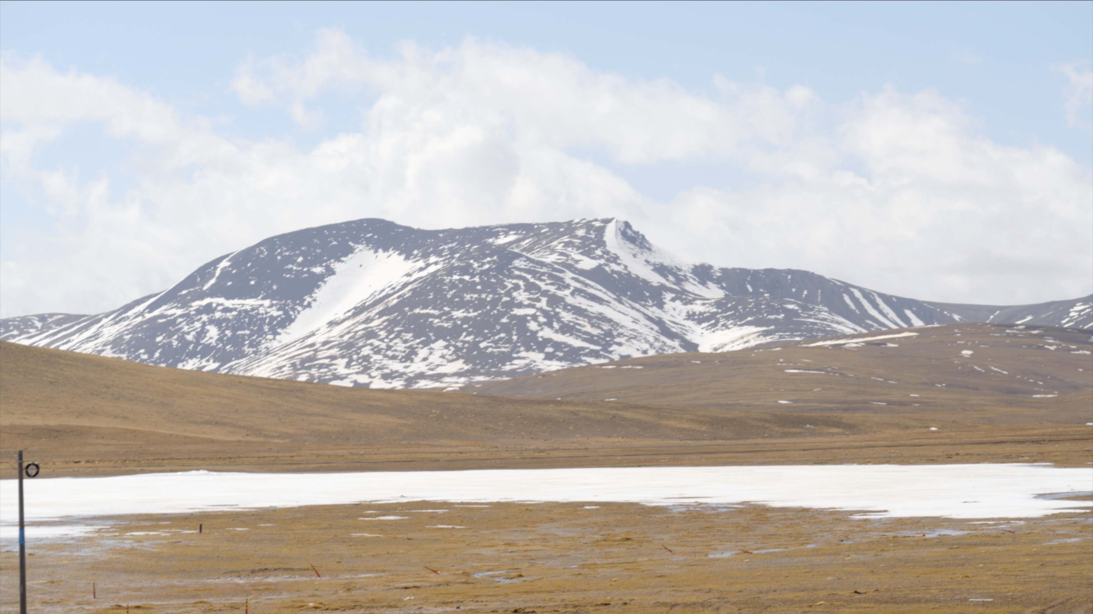 The natural scenery of the Tanggula Mountains, at border area between northwest China's Qinghai Province and southwest China's Xizang Autonomous Region, May 23, 2026. Tu Ting/CGTN