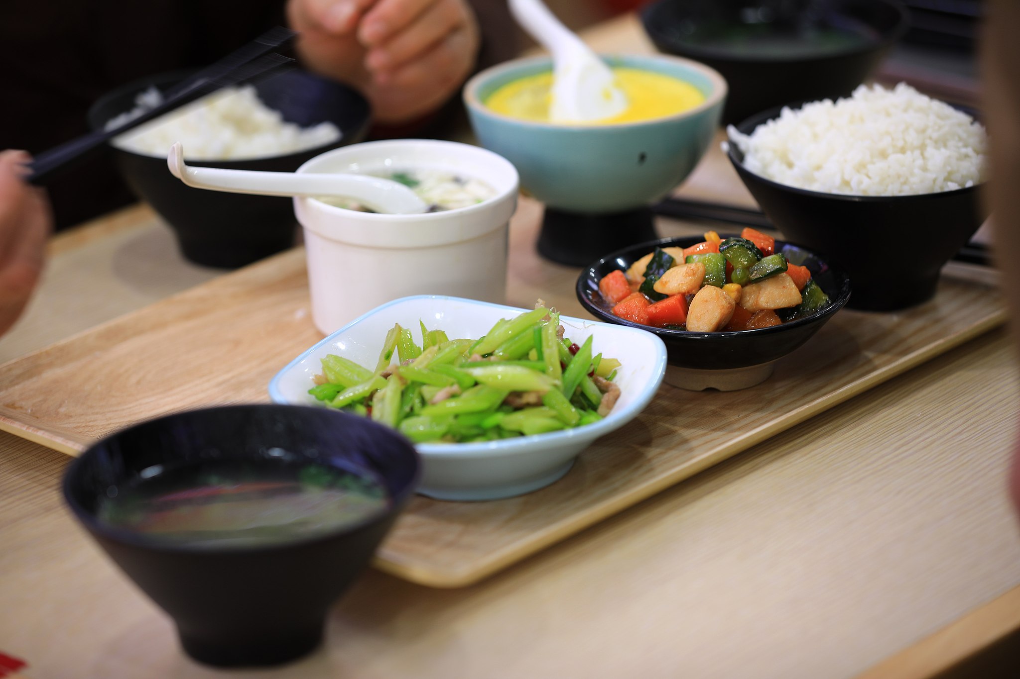 During this year's Spring Festival, community canteens in Huai'an City, east China's Jiangsu Province, remained open to the public, providing a warm meal for local people. /VCG