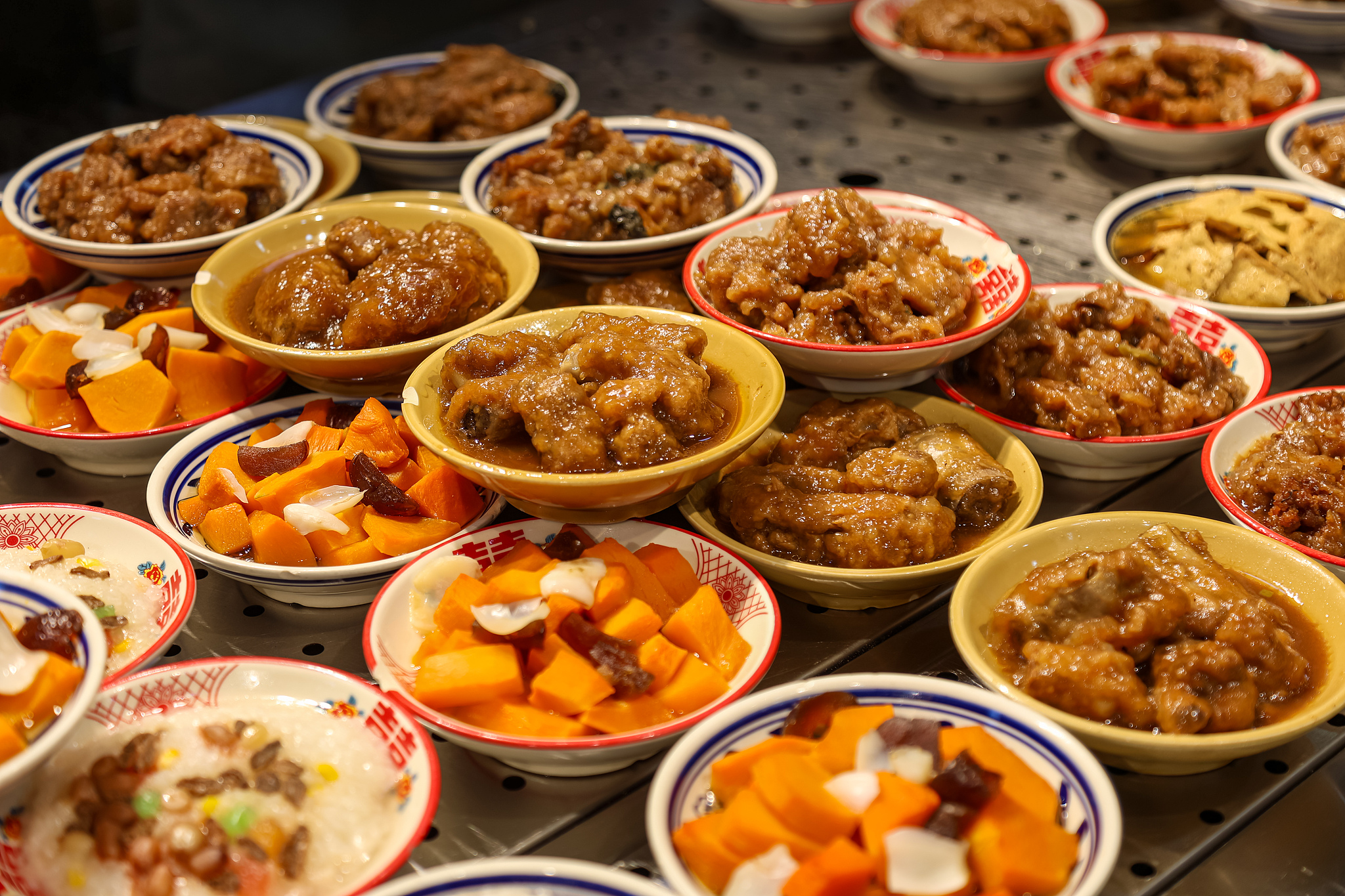 Various delicious dishes are offered at a community canteen in Zhengzhou, Henan Province. /VCG
