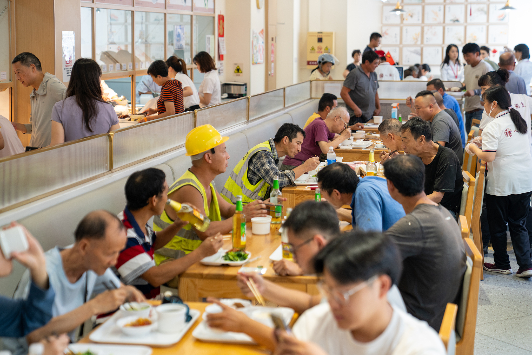 People dine at a community canteen in Shanghai. /VCG