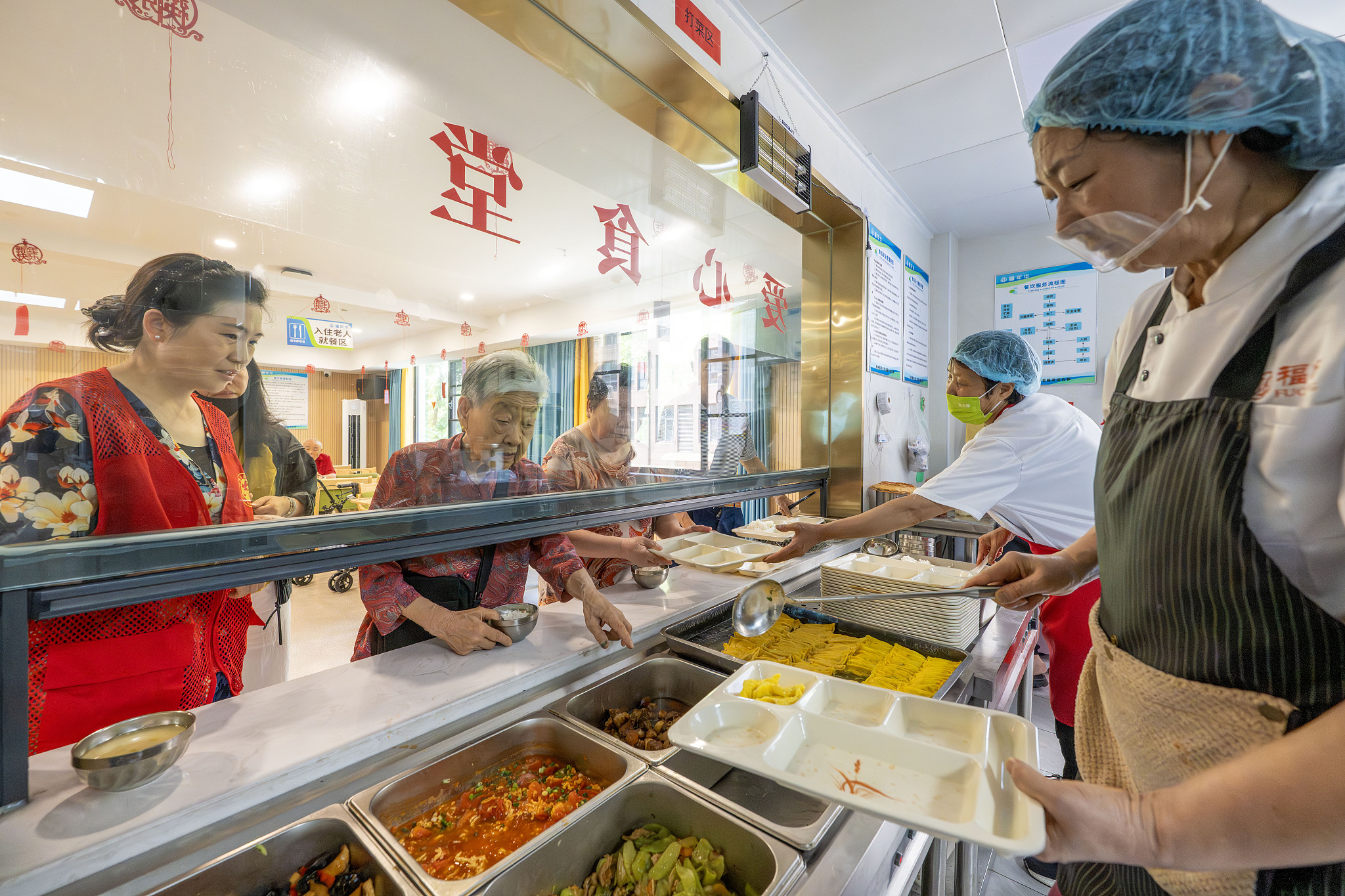 In Hefei, Anhui Province, elderly people enjoy lunch at the 