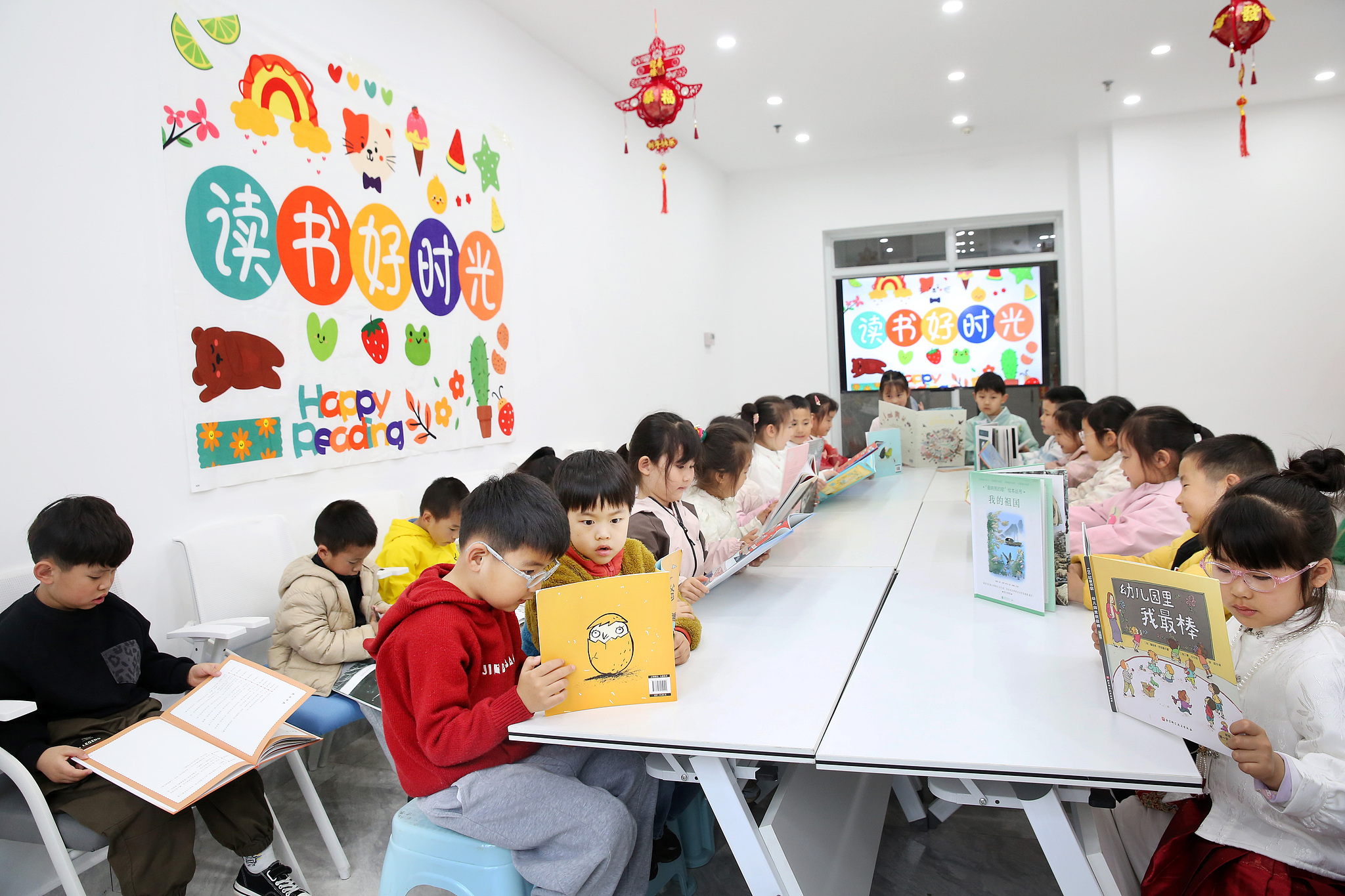 Children read books at a community activity center in Lianyungang, a coastal city in east China's Jiangsu Province. /VCG