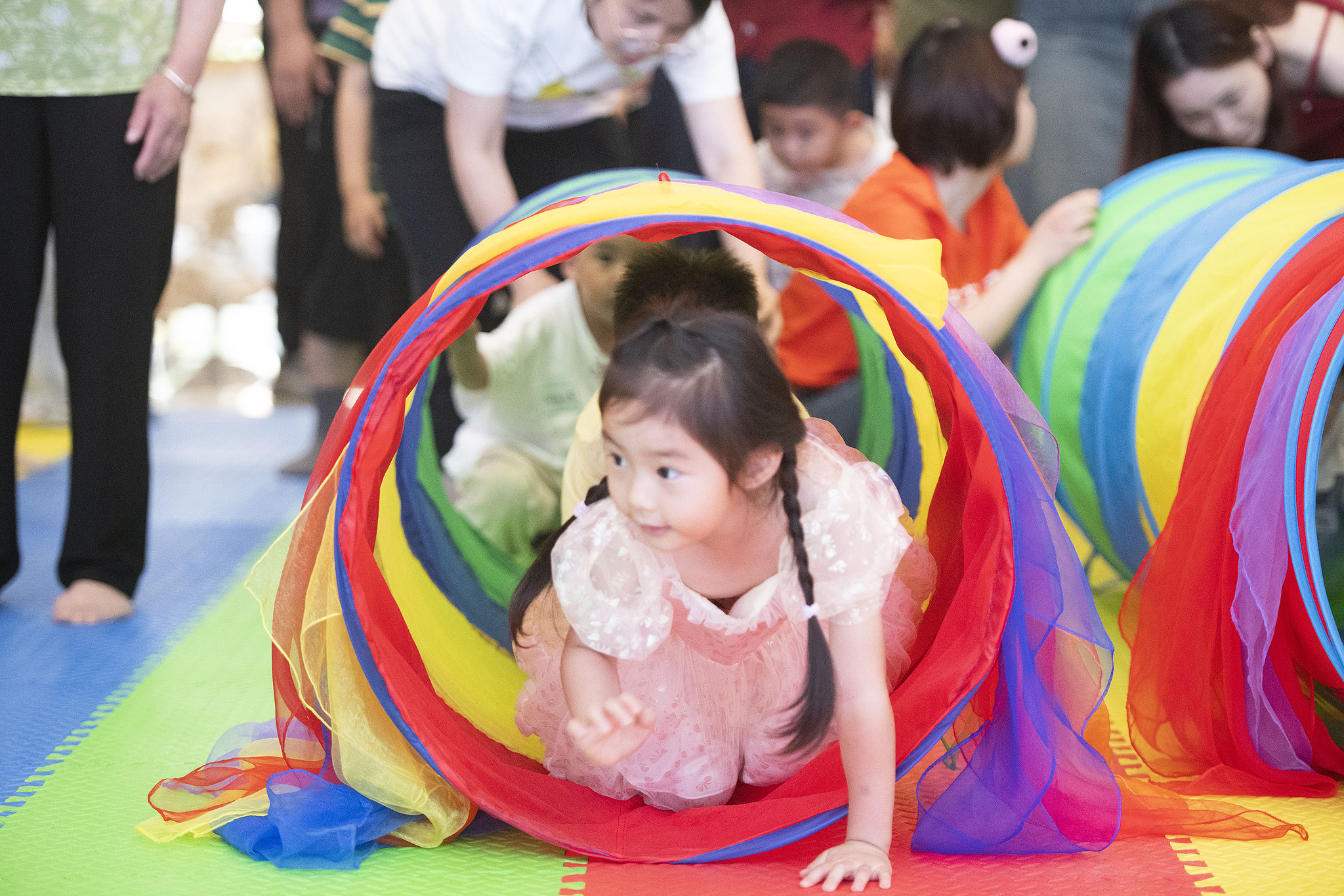 A local community in Hefei, Anhui Province, held a parent-child activity to celebrate Children's Day on May 30, 2026. /VCG