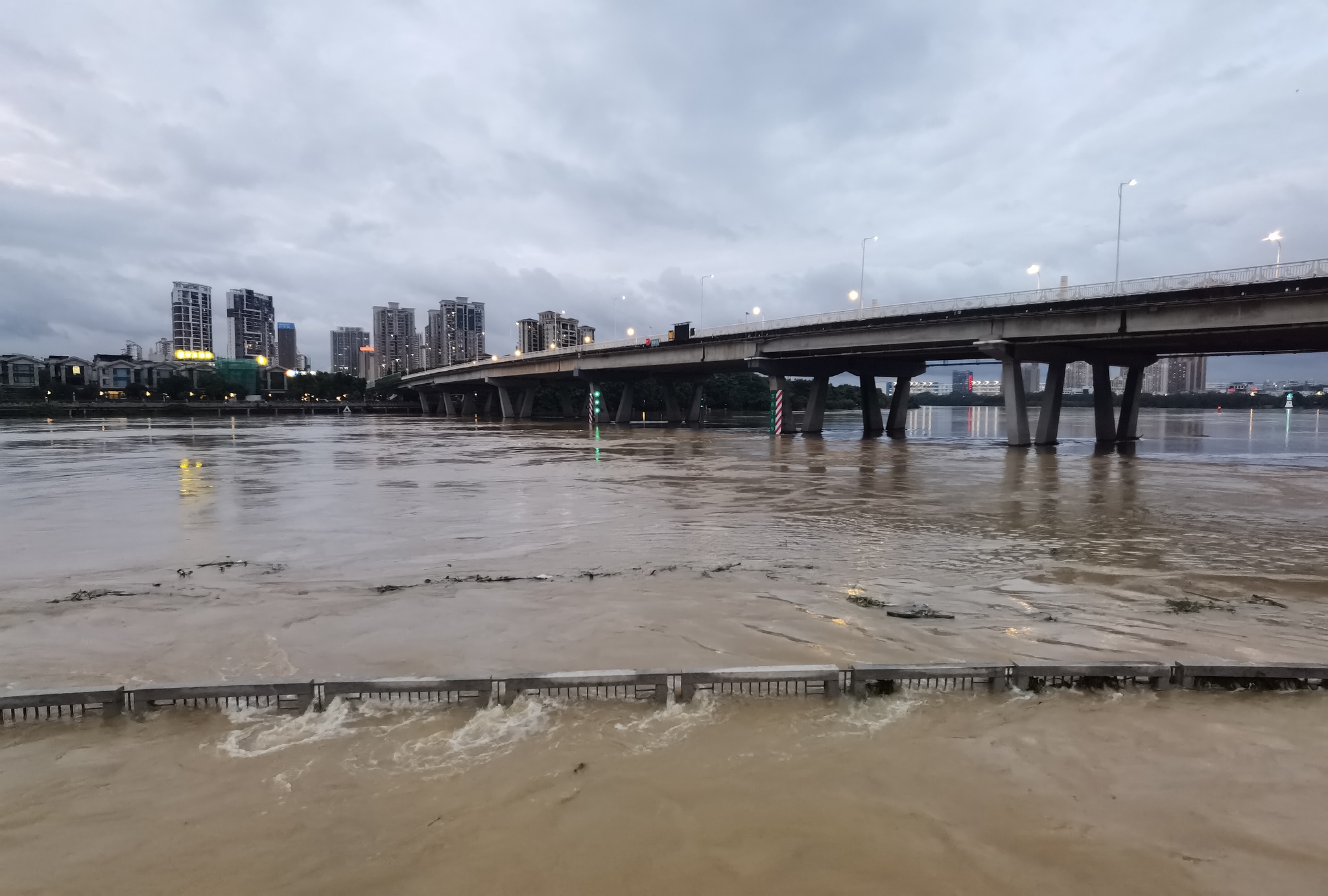 Floodwater is discharged from Huangniupu Reservoir following persistent upstream rainfall in Dongguan, Guangdong Province, south China, June 17, 2026. /VCG