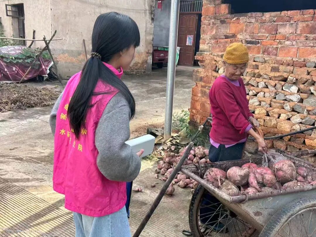Xiong Yuanyuan visits a villager as part of her regular community healthcare outreach. /Guanyang County Health Bureau