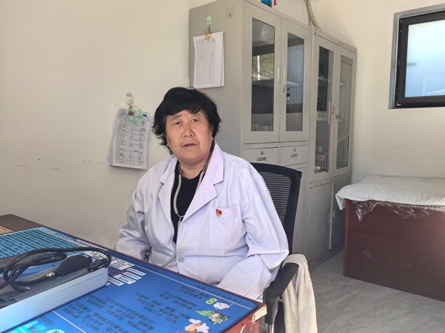 Jin Huaihua, a CPC member and village doctor at the Pingyu Village Clinic in Fangshan District, Beijing, sees patients at her clinic. /Beijing Municipal People's Government