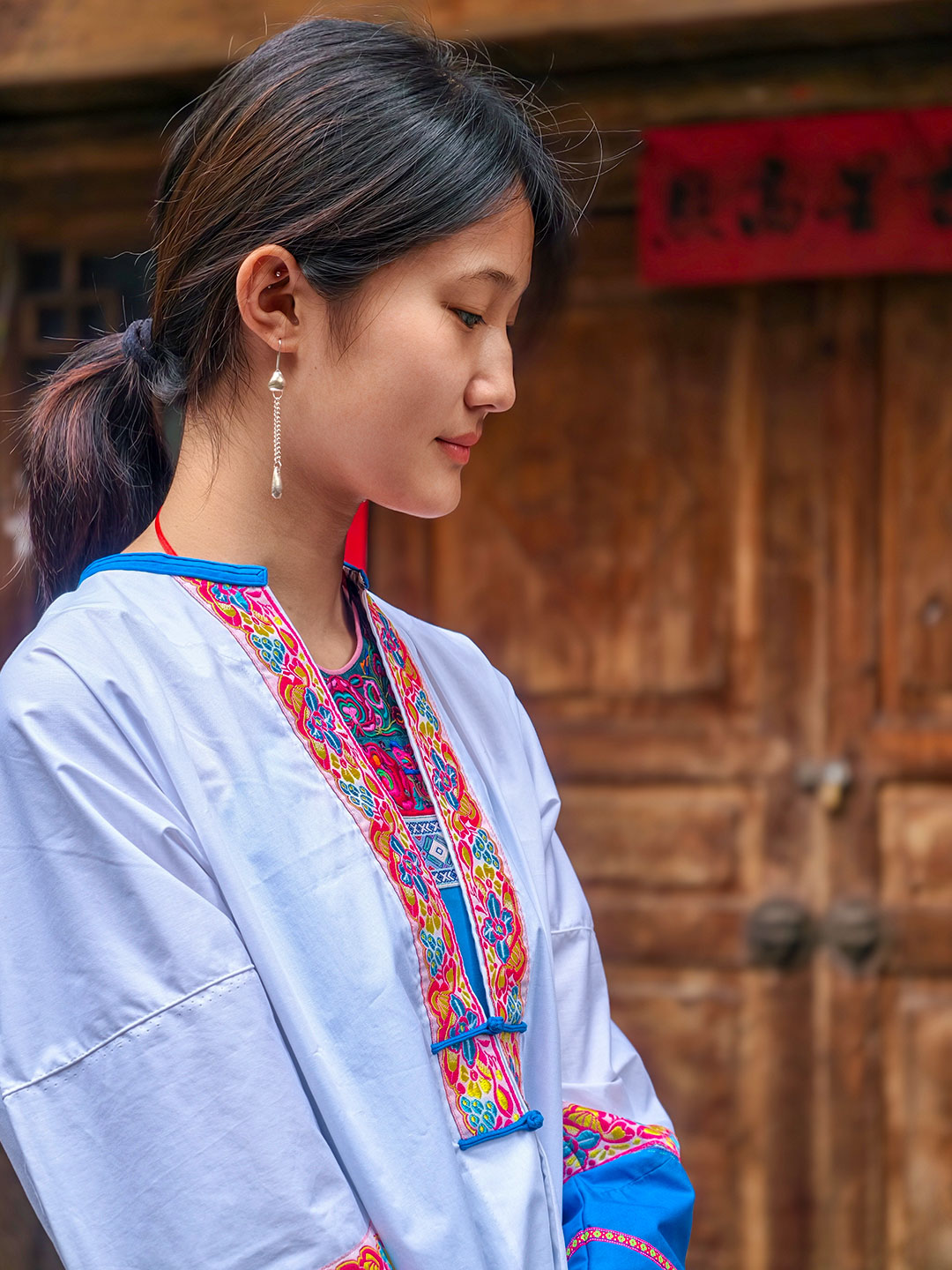 Traditional clothing continues to be embraced by younger generations. /CGTN