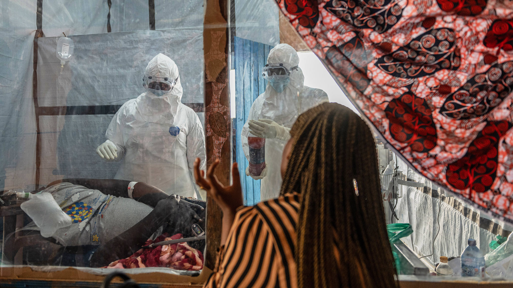 Health workers attend to an Ebola patient at the Rwampara treatment Center in Ituri, the Democratic Republic of the Congo, June 18, 2026. /VCG