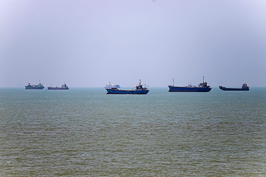Vessels dock along the coast of the Strait of Hormuz, Abbas Port, Iran, June 18, 2026./ VCG