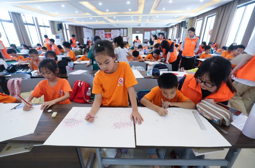 Children draw with tutoring from volunteers at the Summer Love Classroom in the Party-mass Service Center of Xishan Community. Haining City, Zhejiang Province, China, July 23, 2025. /Xinhua