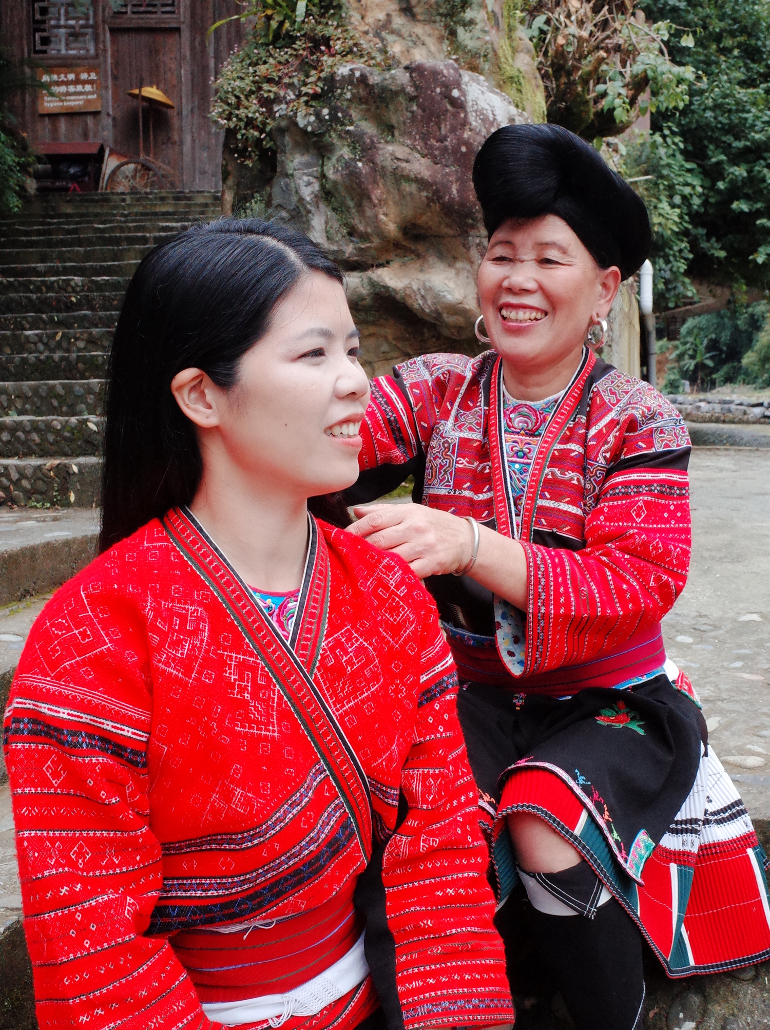 Generations of Red Yao women preserve a unique long-hair tradition. /CGTN