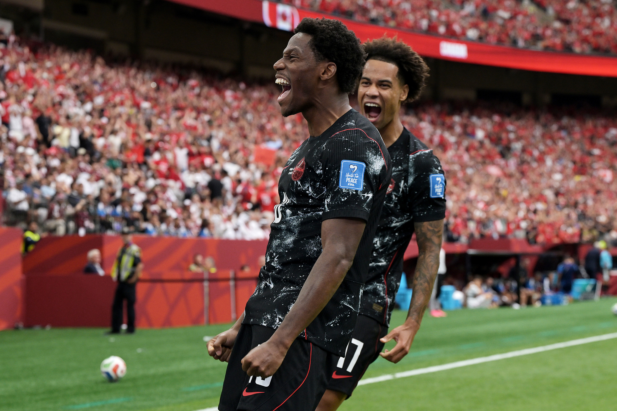 Canada striker Jonathan David (L) celebrates after scoring a goal in the Group B match against Qatar at the 2026 FIFA World Cup in Vancouver, Canada, June 18, 2026. /VCG