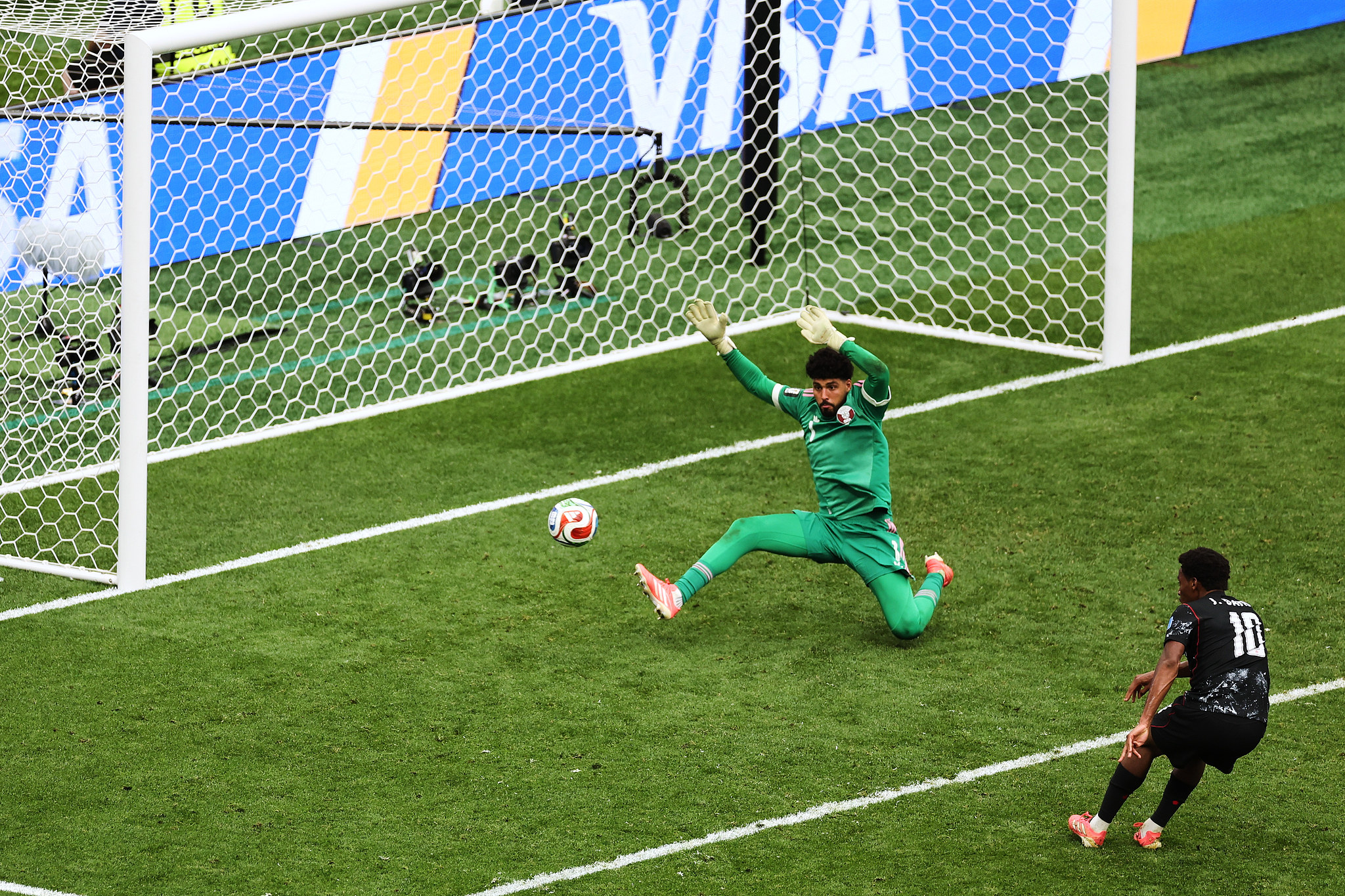 Canada striker Jonathan David (#10) shoots to score a goal in the Group B match against Qatar at the 2026 FIFA World Cup in Vancouver, Canada, June 18, 2026. /VCG