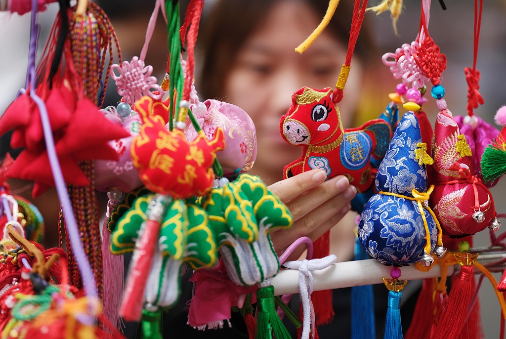 People are selecting sachets, Weinan, Shaanxi Province, northwest China, June 19, 2026. /VCG