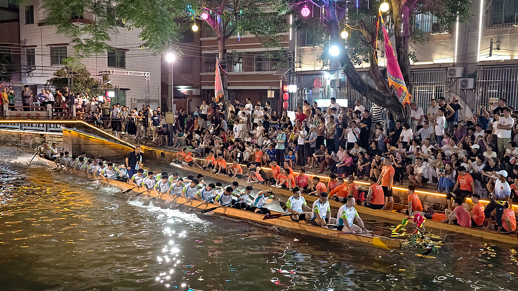 Teams are training during the night ahead of the 2026 Diejiao Dragon Boat Drift Race, Foshan, Guangdong Province, May 28, 2026. /VCG