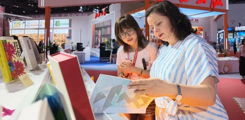 An international visitor browses the Hebei Publishing & Media Group booth at an ongoing book fair in Beijing. /Photo provided to CGTN