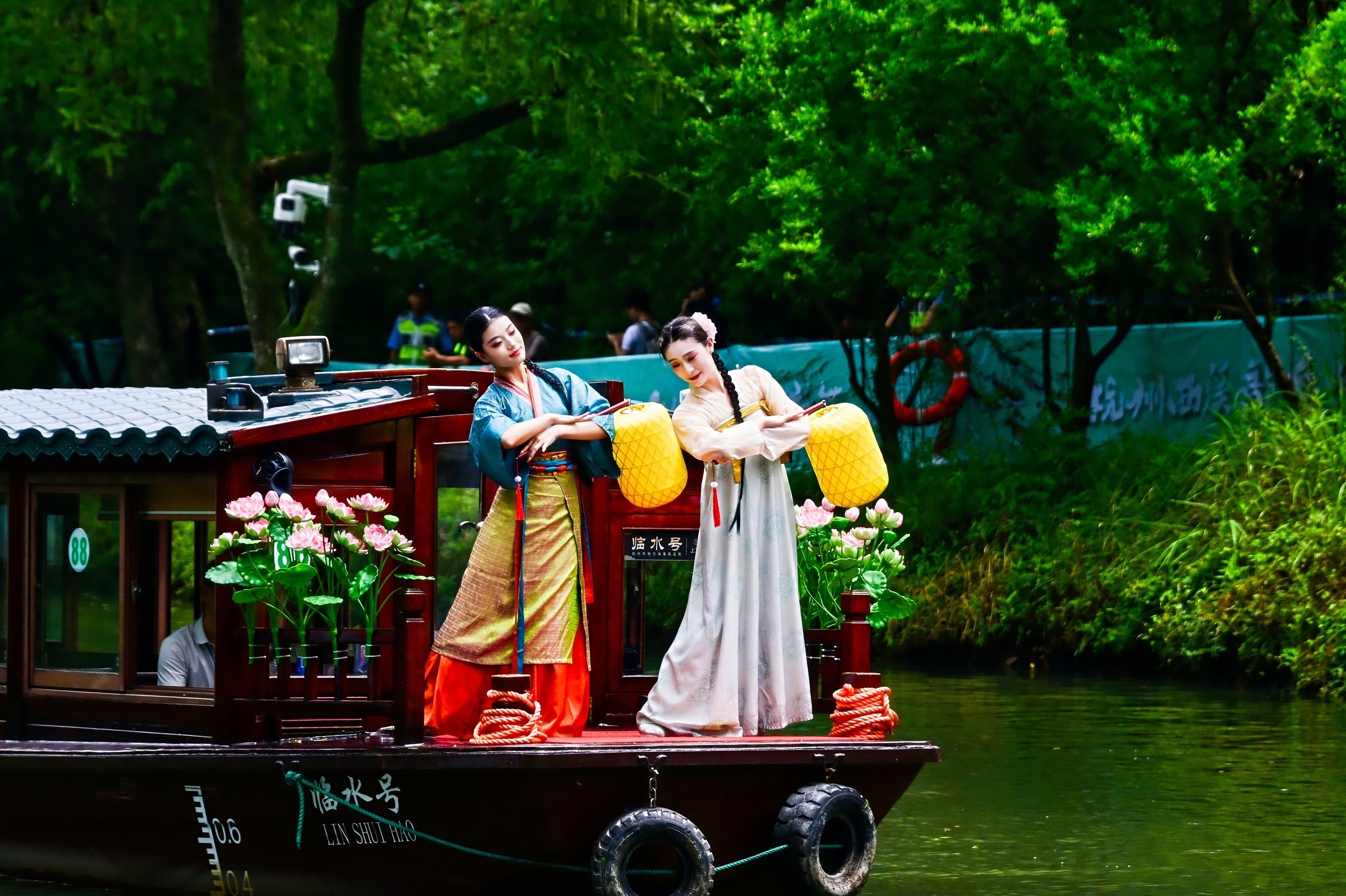 Artists perform right on the boats, turning them into floating stages in Hangzhou, east China's Zhejiang Province, June 19, 2026. /Courtesy of CICAF