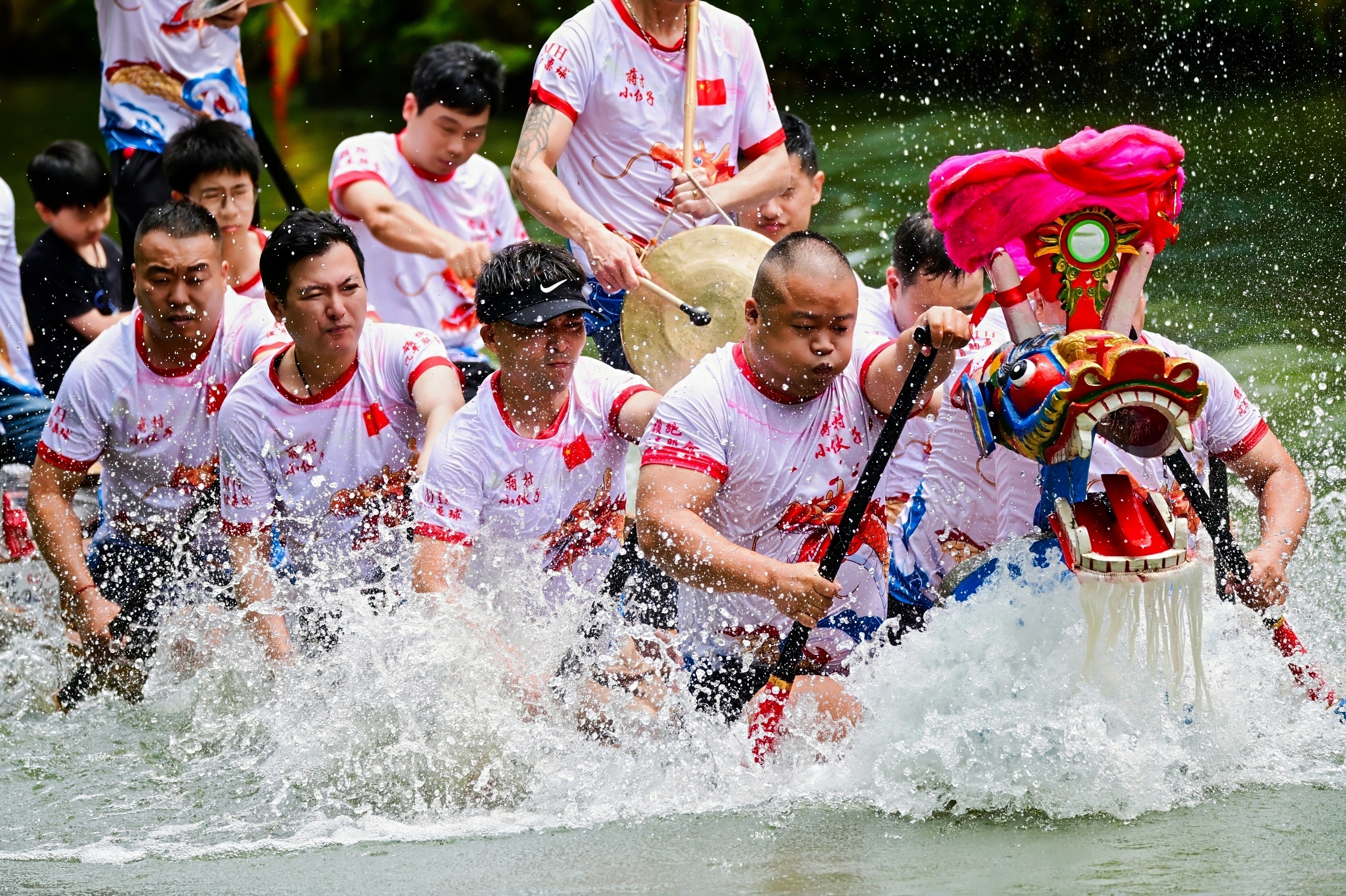 Local villagers and amateurs race in the 