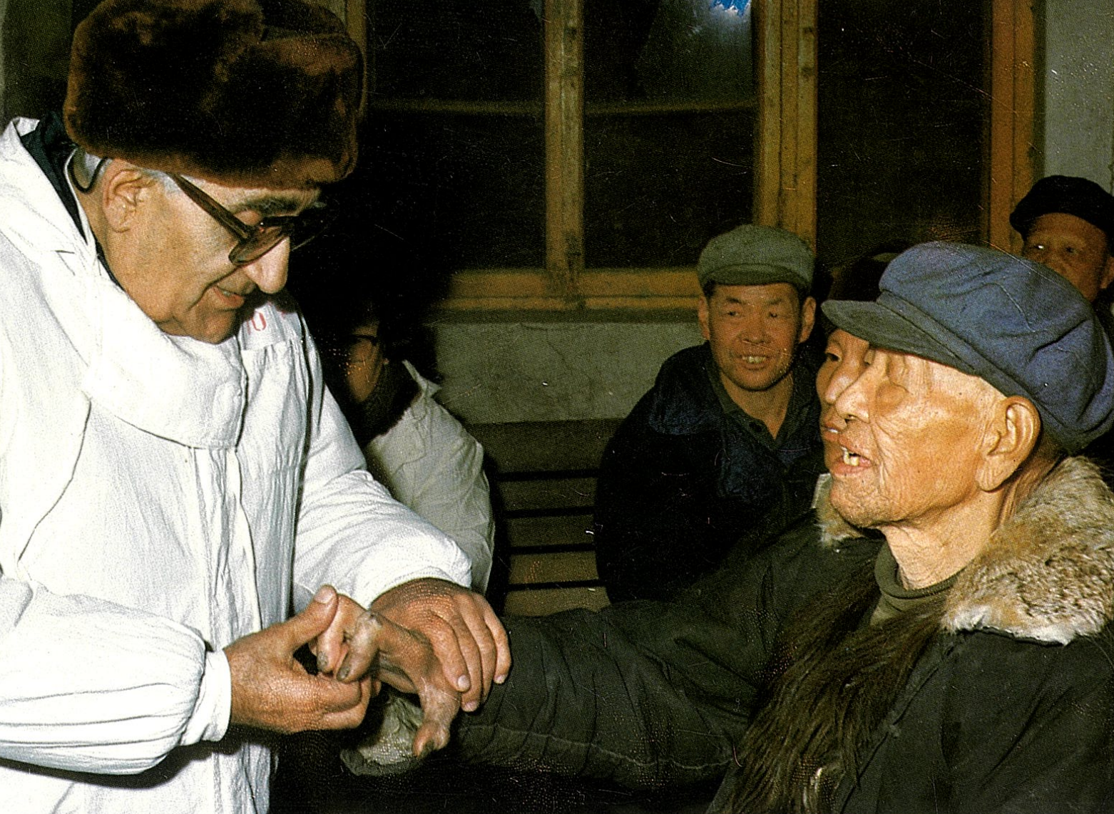 Dr. Ma Haide visits Wangdu Leprosy Hospital in northern China's Hebei Province on the first day of the Spring Festival in 1982. The patient in the picture said that no one had dared to touch him with bare hands since he contracted the disease 25 years earlier. Dr. Ma Haide was the first person to shake hands with him. /Courtesy of Zhou Youma