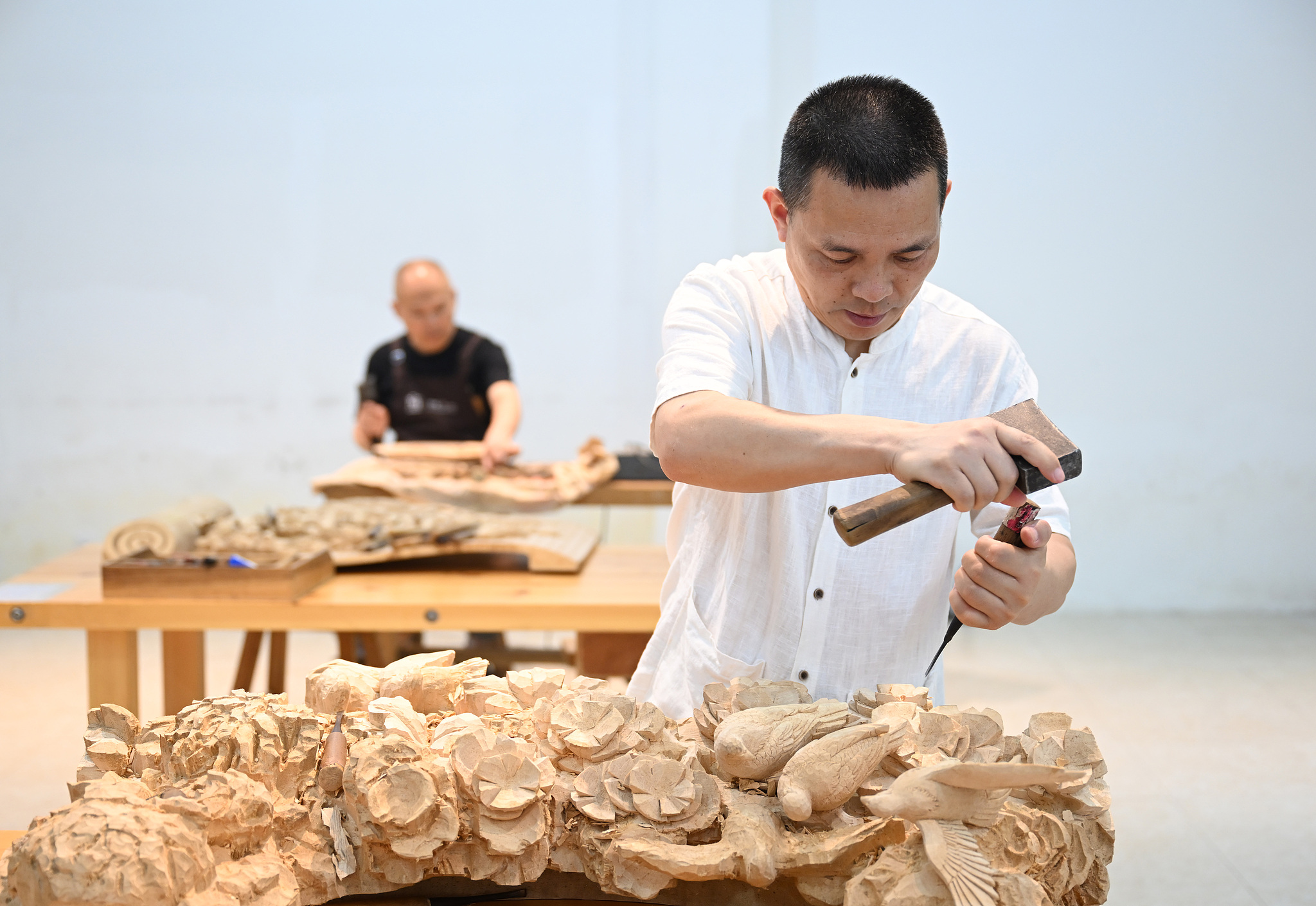 Hu Xianmin, from Zhejiang Province, has lived with a disability in his right leg since childhood due to illness. He is now a master of Chinese woodcarving art. Through his studio, he trains people with disabilities and helps them gain employment. /VCG
