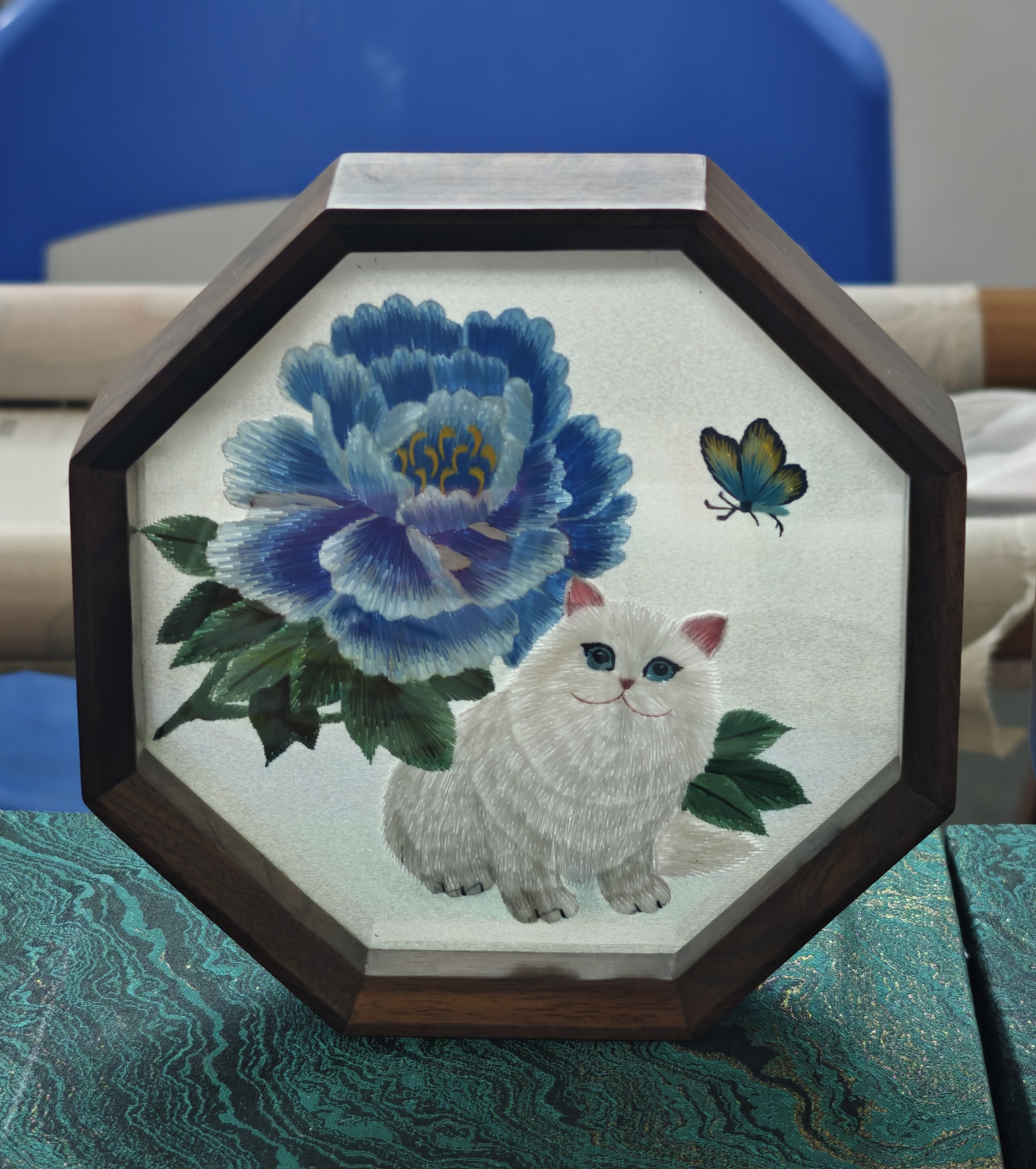 Du Xianjiao developed severe myasthenia gravis after an accident in her twenties. Driven by her passion for Han embroidery, she became a skilled artisan. Her works were displayed at the 25th Wuhan International Automobile Exhibition. /VCG