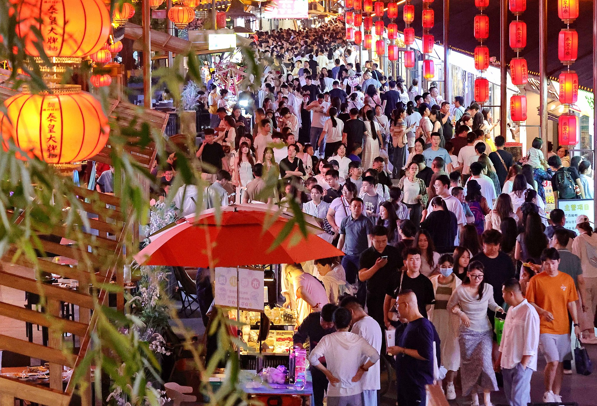 Tourists gather at Qinhuang Alley in Qinhuangdao, north China's Hebei Province, during the Dragon Boat Festival holiday, June 19, 2026. /CFP