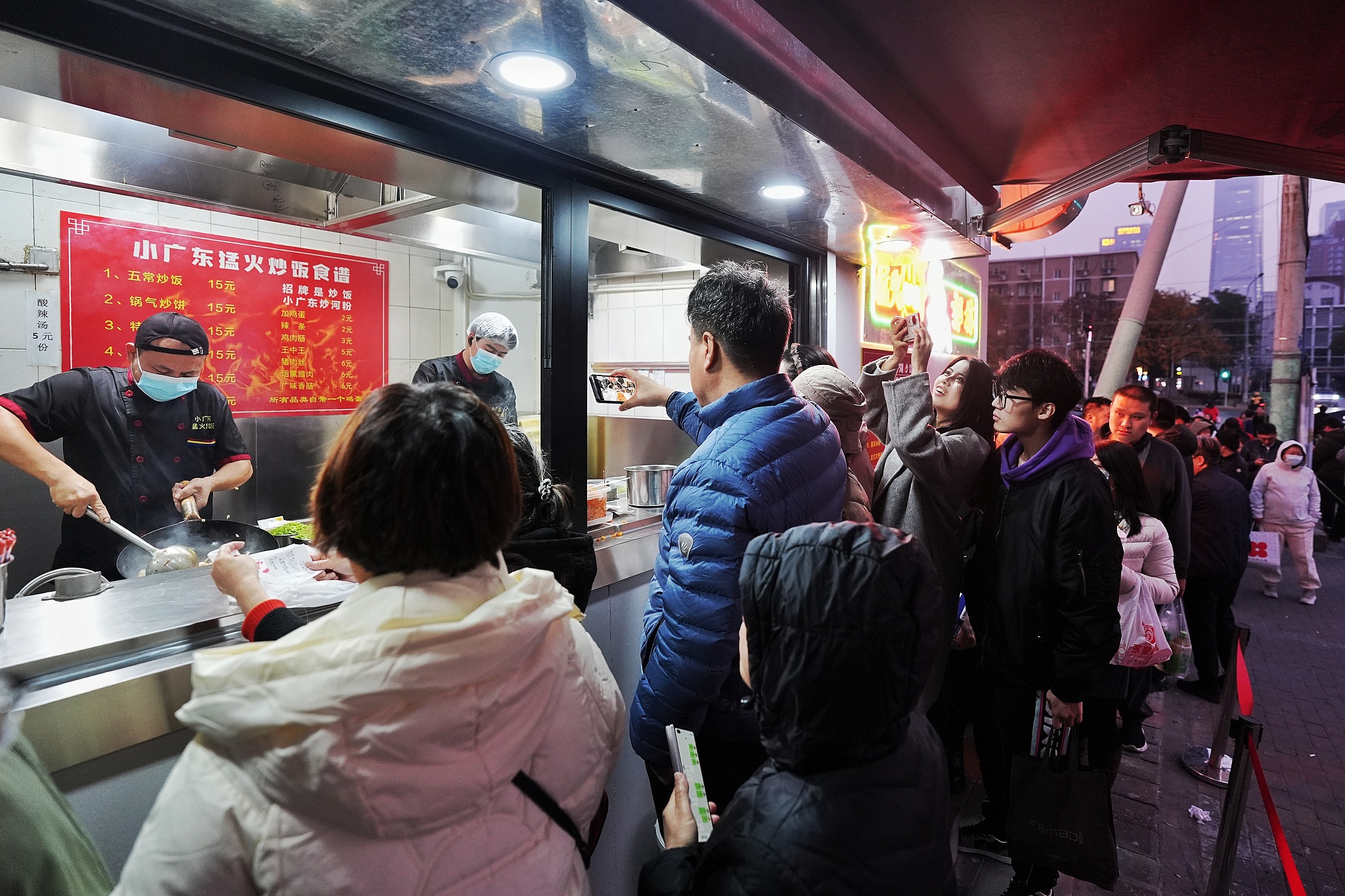 Customers wait in a long queues at a fried rice stall in Beijing, November 8, 2025. /CFP