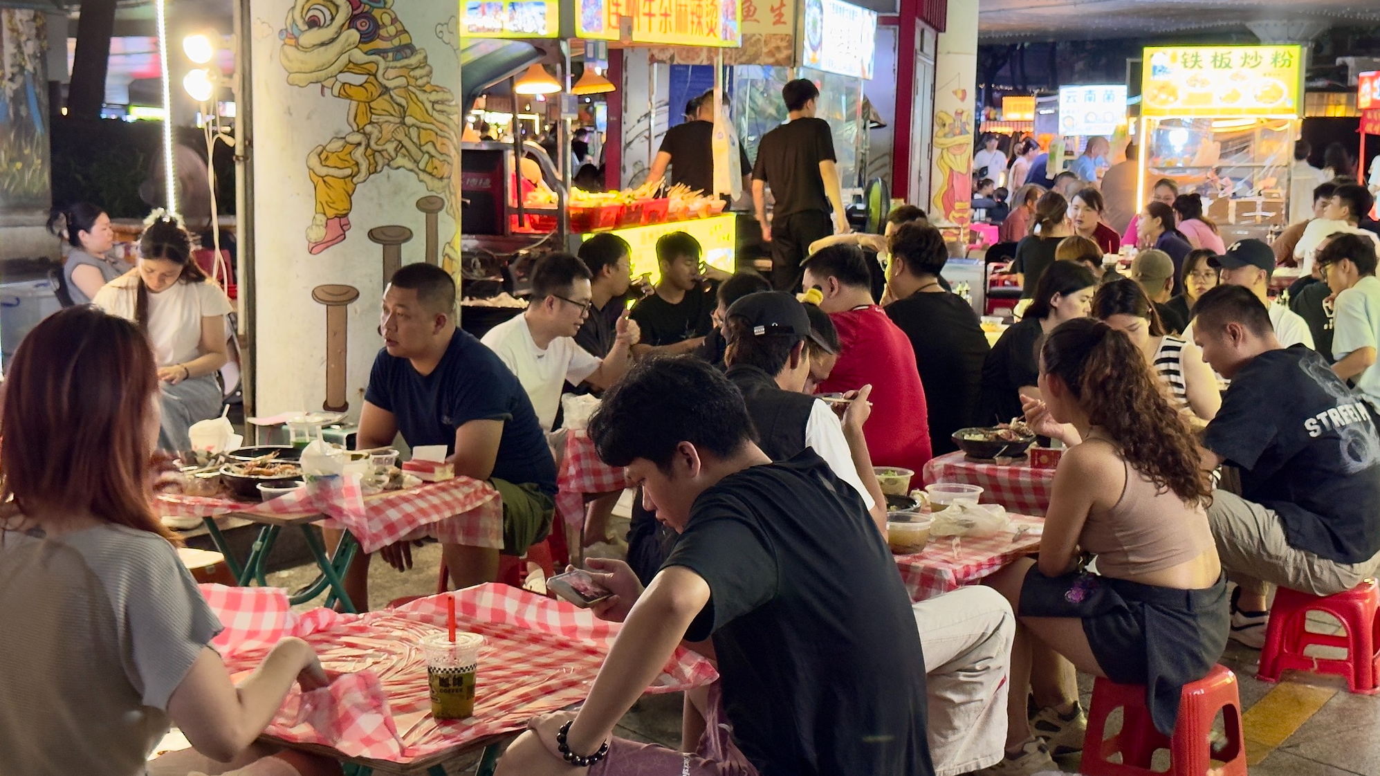 Citizens run street stalls under the Jiangwan Overpass in Foshan, South China's Guangdong province, showcasing the city's vibrant night-market economy, June 19, 2026. /CFP

