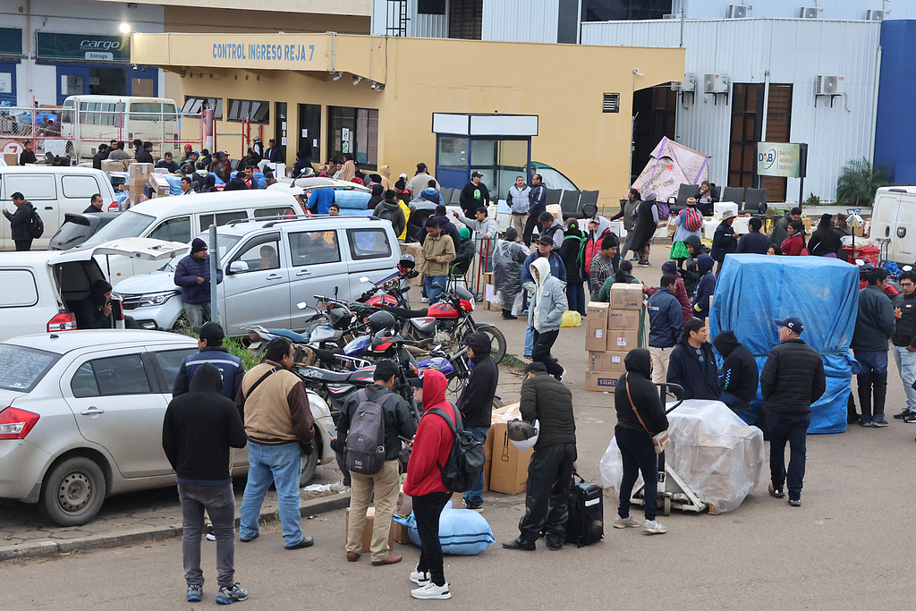Truck drivers and producers are blocking cargo access to Viru Viru International Airport to demand that the government of Rodrigo Paz guarantee free transit in Santa Cruz, Bolivia, June 19, 2026. /VCG