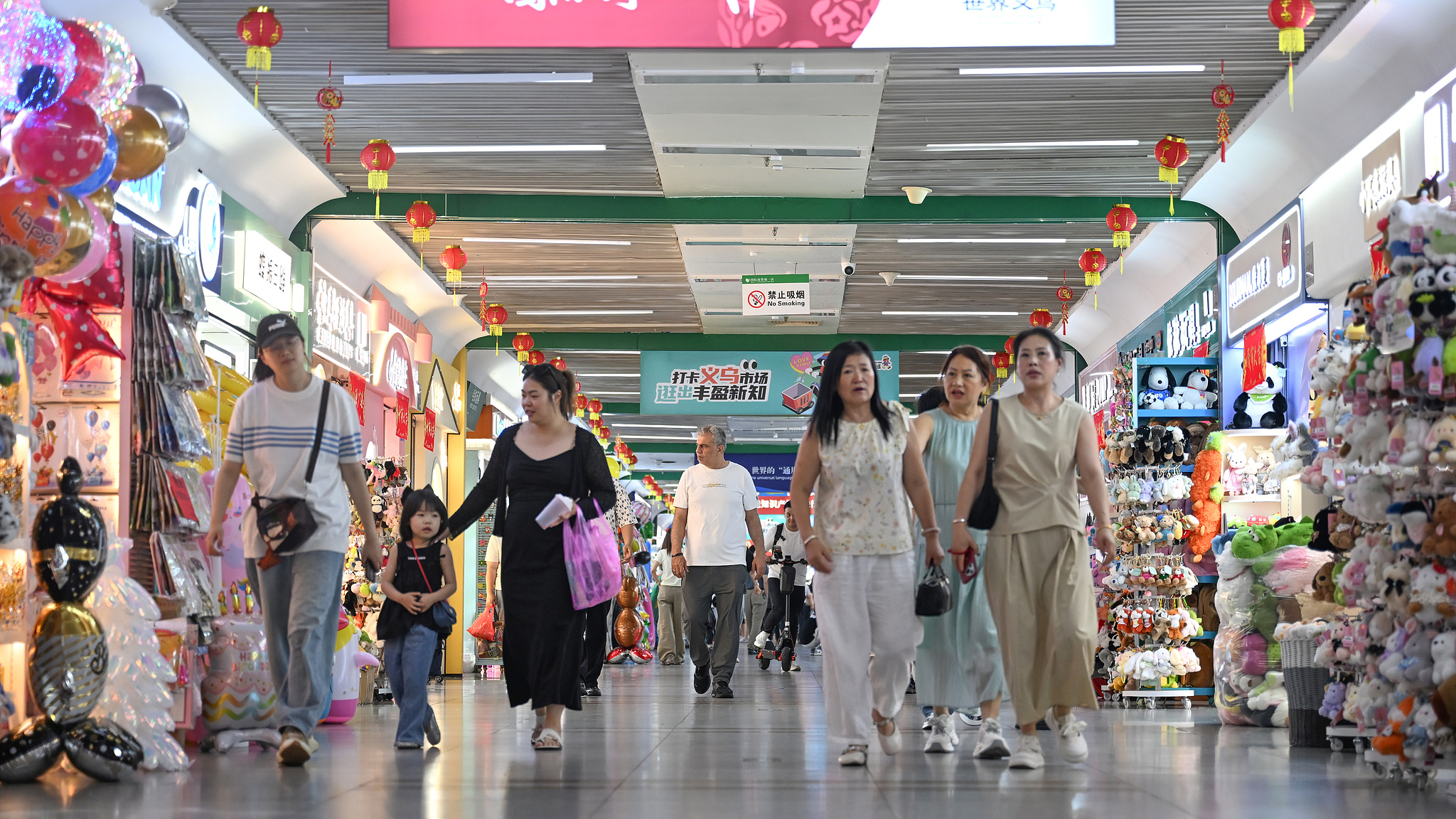 Buyers and visitors crowd the Yiwu International Trade Market in Jinhua, east China's Zhejiang Province, May 26, 2026. /VCG