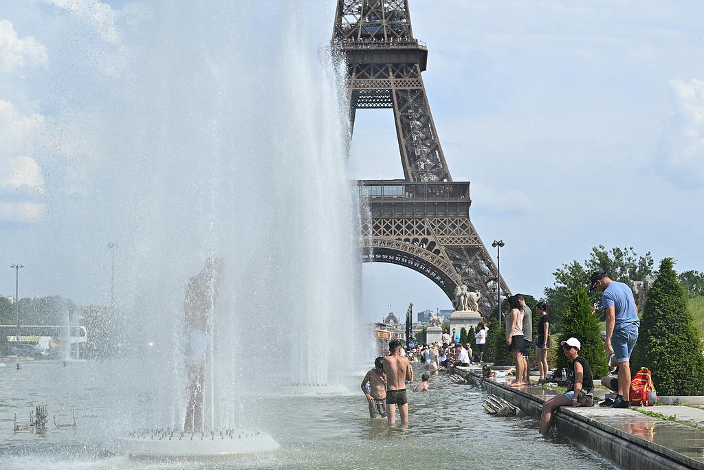 People cool off in the fountains of the Trocadero Gardens, with the Eiffel Tower in the background, Paris, France, June 20, 2026. /VCG