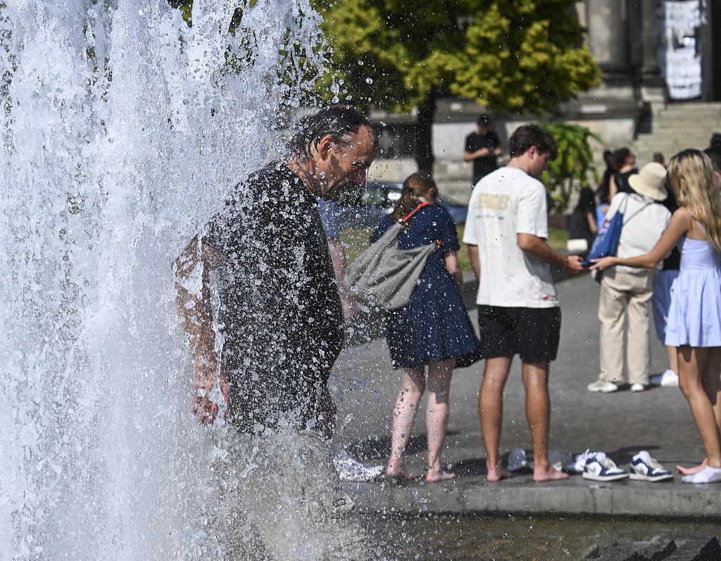 People cool off in ornamental fountains as high temperatures affect Berlin, Germany, June 19, 2026. /VCG