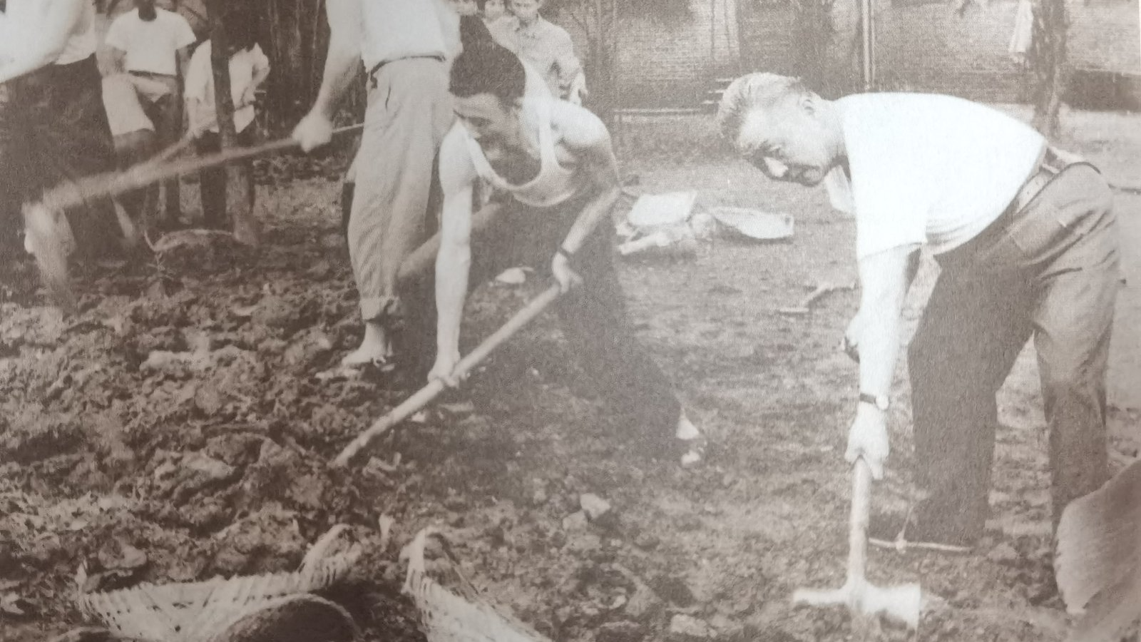 Xi Zhongxun (1st R) takes part in a voluntary labor activity in Guangzhou City, south China's Guangdong Province, in the spring of 1980. /CMG