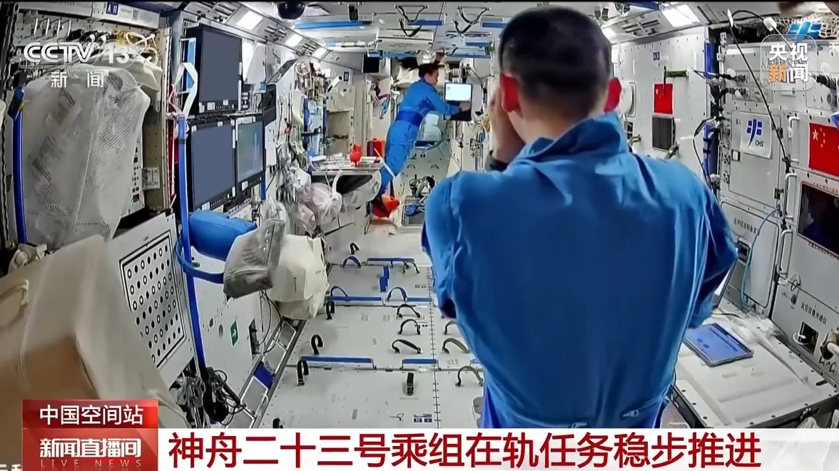 Chinese astronauts conduct vision examination. /CMG