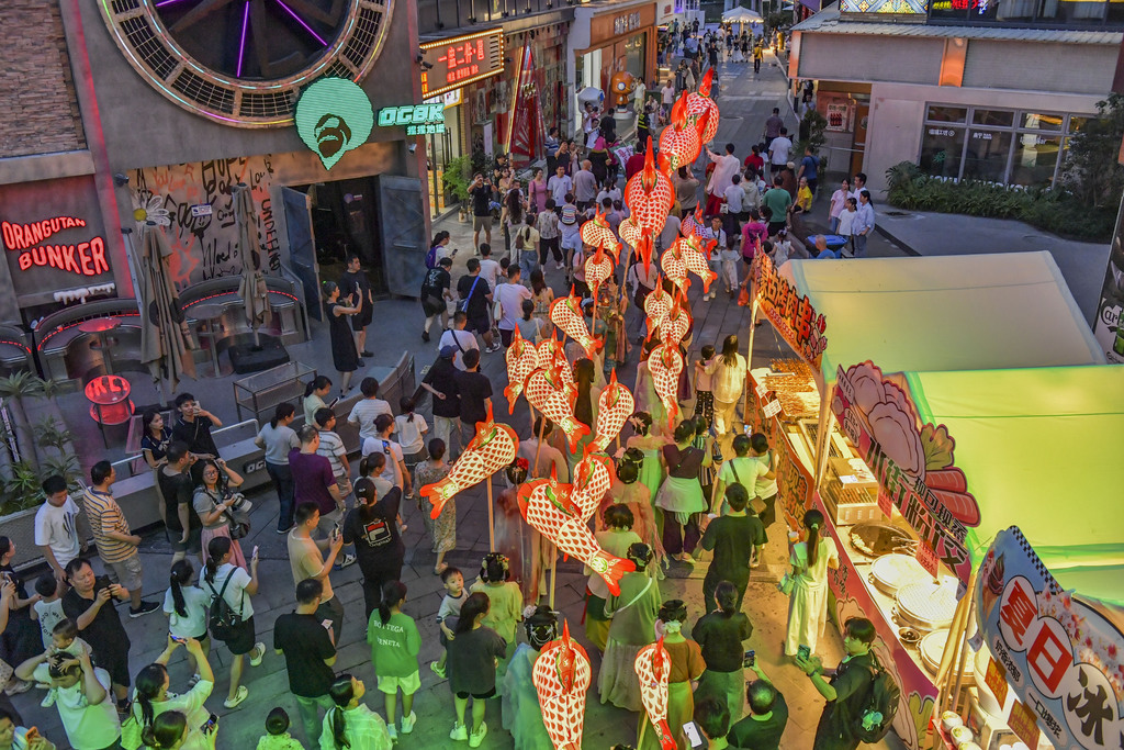 Locals gather at Min'ge Lake in Nanning, Guangxi Zhuang Autonomous Region to watch a grand 100-meter-long fish lantern and hanfu parade staged for the Dragon Boat Festival on June 20, 2026. /VCG