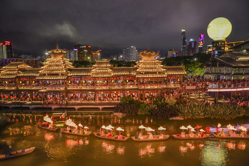 Locals gather at Min'ge Lake in Nanning, Guangxi Zhuang Autonomous Region to watch a grand 100-meter-long fish lantern and hanfu parade staged for the Dragon Boat Festival on June 20, 2026. /VCG