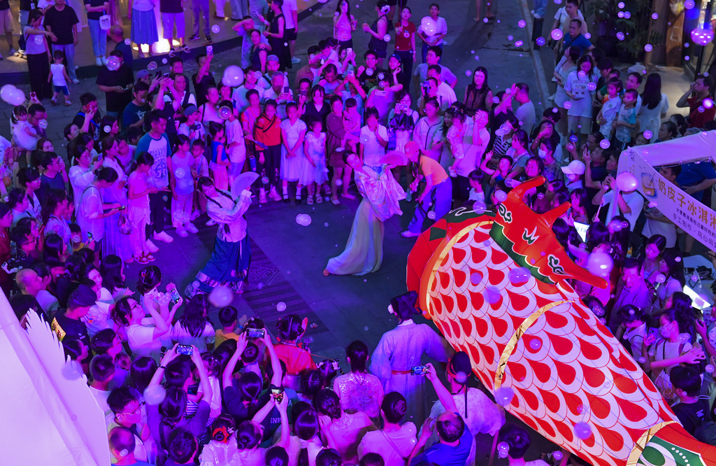 Locals gather at Min'ge Lake in Nanning, Guangxi Zhuang Autonomous Region to watch a grand 100-meter-long fish lantern and hanfu parade staged for the Dragon Boat Festival on June 20, 2026. /VCG