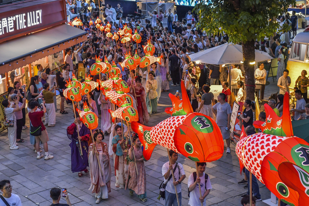 Locals gather at Min'ge Lake in Nanning, Guangxi to watch a grand 100-meter-long fish lantern and hanfu parade staged for the Dragon Boat Festival on June 20, 2026. /VCG