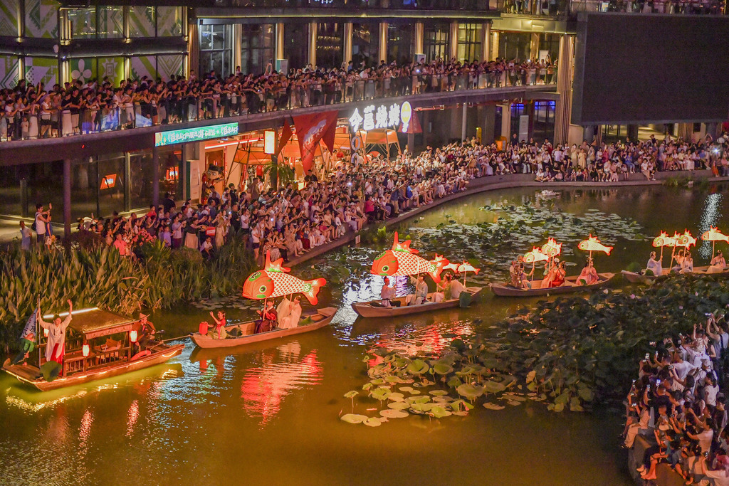 Locals gather at Min'ge Lake in Nanning, Guangxi Zhuang Autonomous Region to watch a grand 100-meter-long fish lantern and hanfu parade staged for the Dragon Boat Festival on June 20, 2026. /VCG