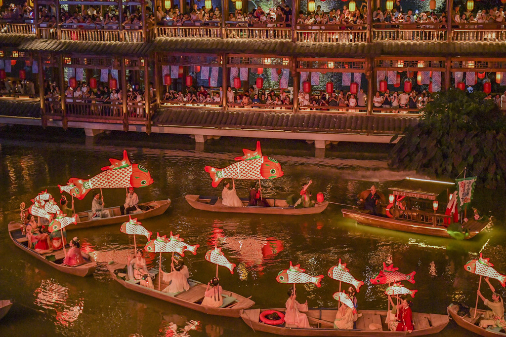 Locals gather at Min'ge Lake in Nanning, Guangxi Zhuang Autonomous Region to watch a grand 100-meter-long fish lantern and hanfu parade staged for the Dragon Boat Festival on June 20, 2026. /VCG
