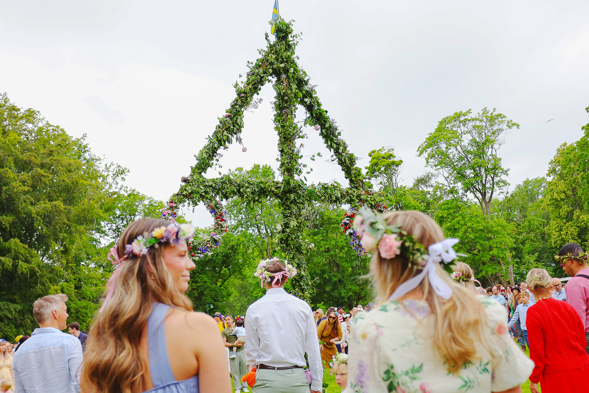 People participate in traditional midsummer dances in Linkoping, Sweden, on June 19, 2026. /VCG