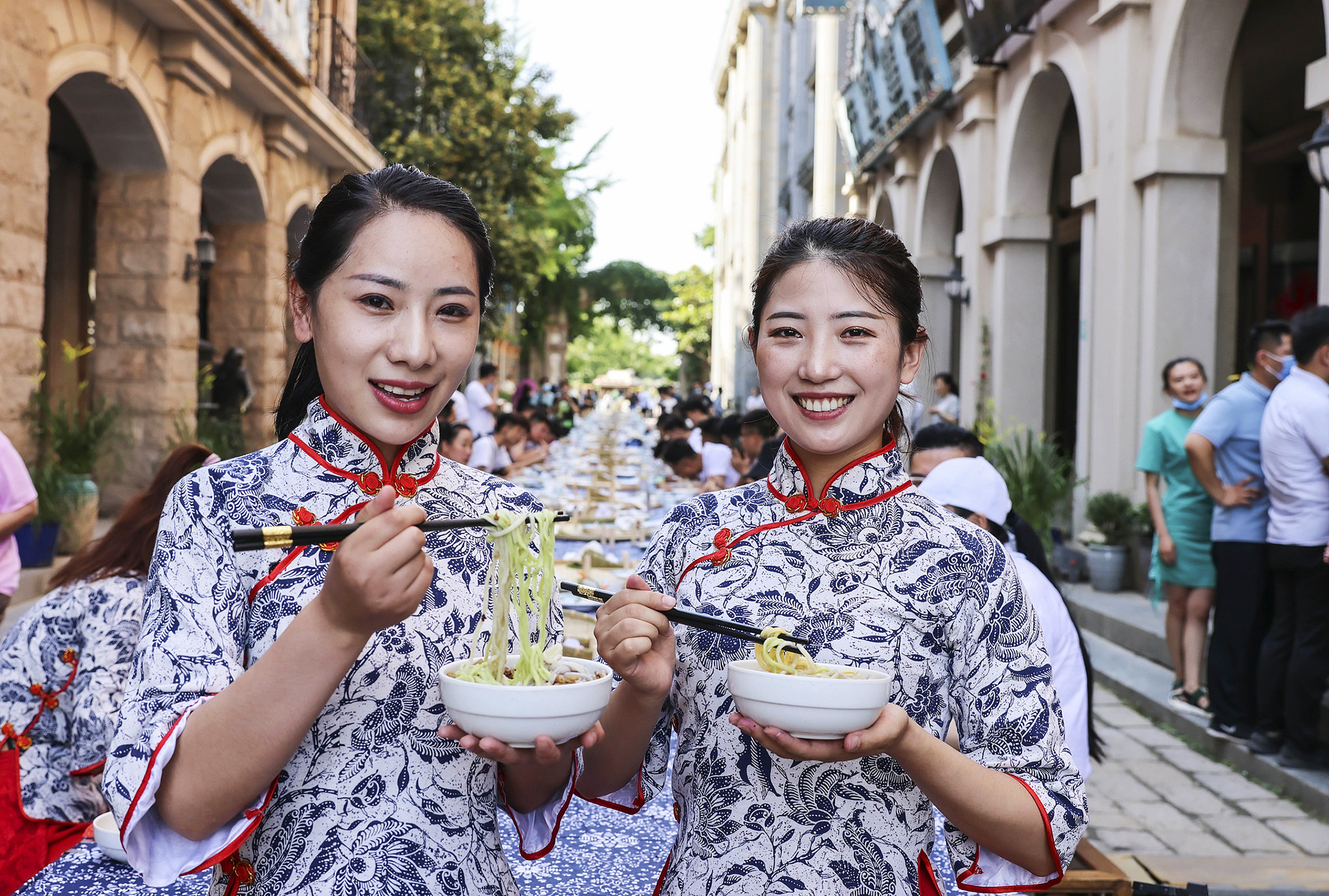 An activity is held for people to enjoy noodles at Taierzhuang Ancient Town in Zaozhuang, Shandong Province on June 21, 2021, the day of the summer solstice. /VCG
