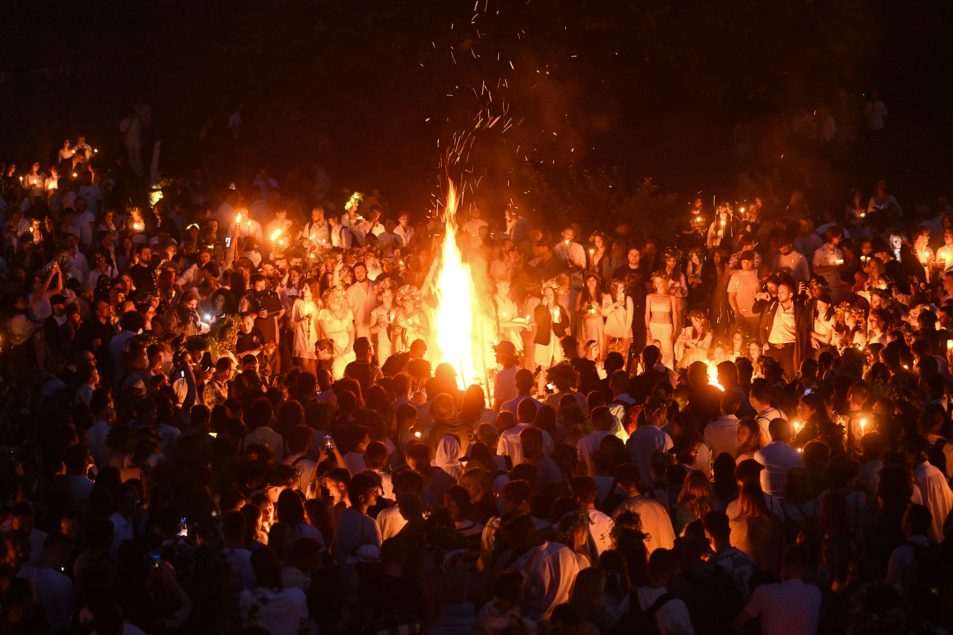 People celebrate the summer solstice around a bonfire in Krakow, Poland on June 21, 2025. /VCG