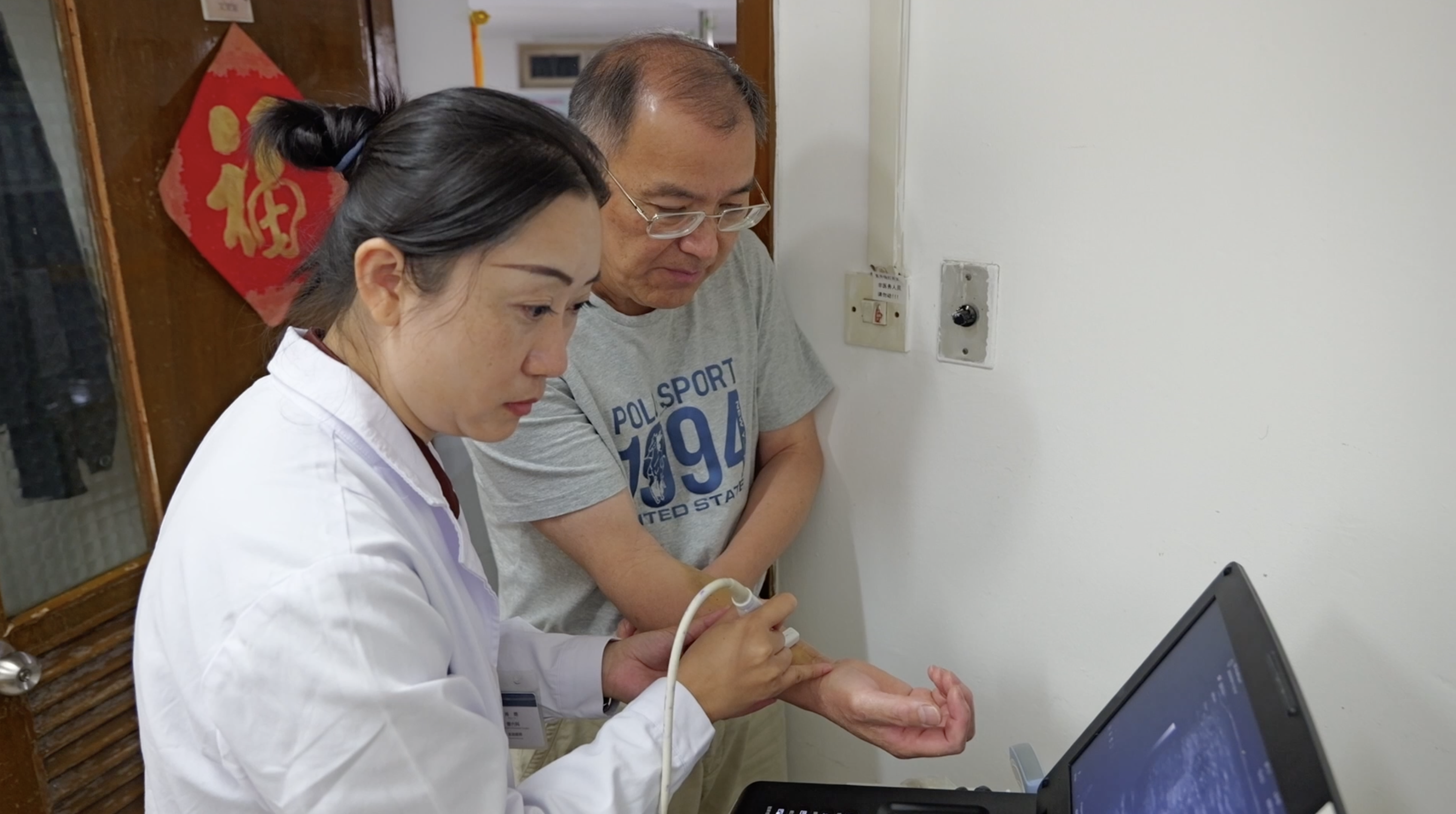 Xiao Yu treating a patient at Changhai Hospital in Shanghai. /CGTN