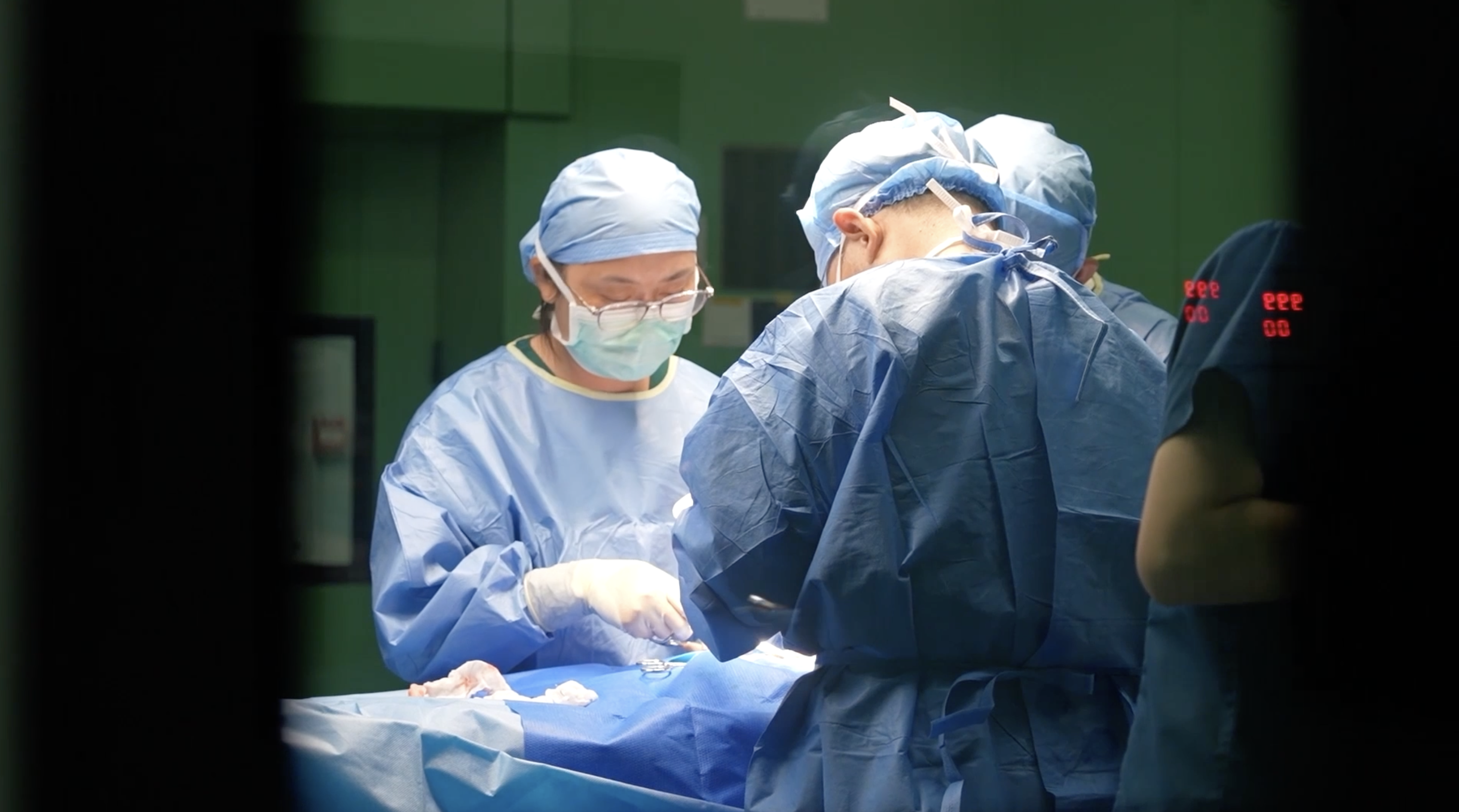 Xiao Yu (left) performs a surgery onboard the Silk Road Ark. /PLA Navy