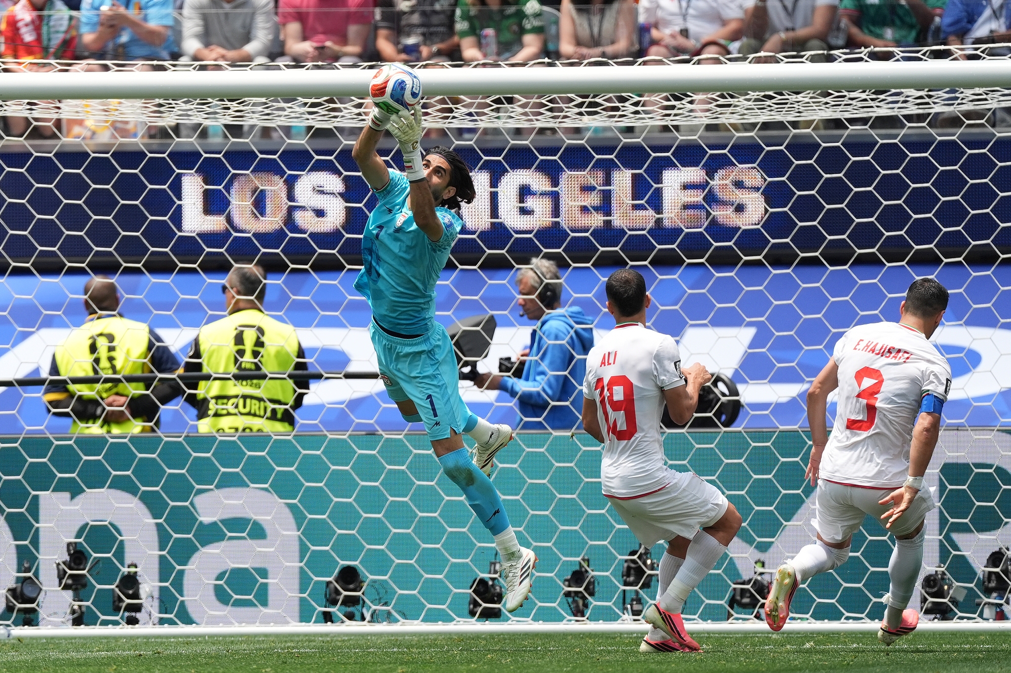 Iran goalkeeper Alireza Beiranvand keeps the ball out of the net against Belgium in a Group G match at the 2026 FIFA World Cup in Inglewood, California, June 21, 2026. /VCG